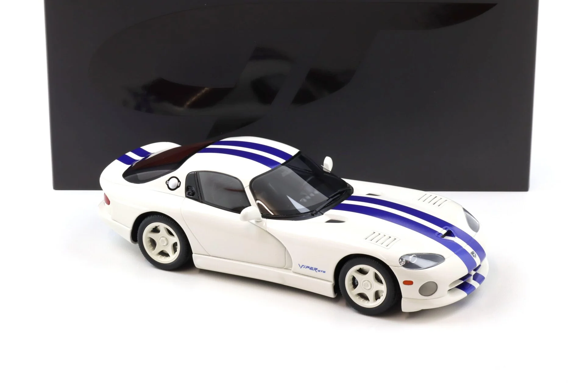 GT Spirit 1996 Dodge Viper GTS White w/ Blue Stripes 1:18 - Image 2