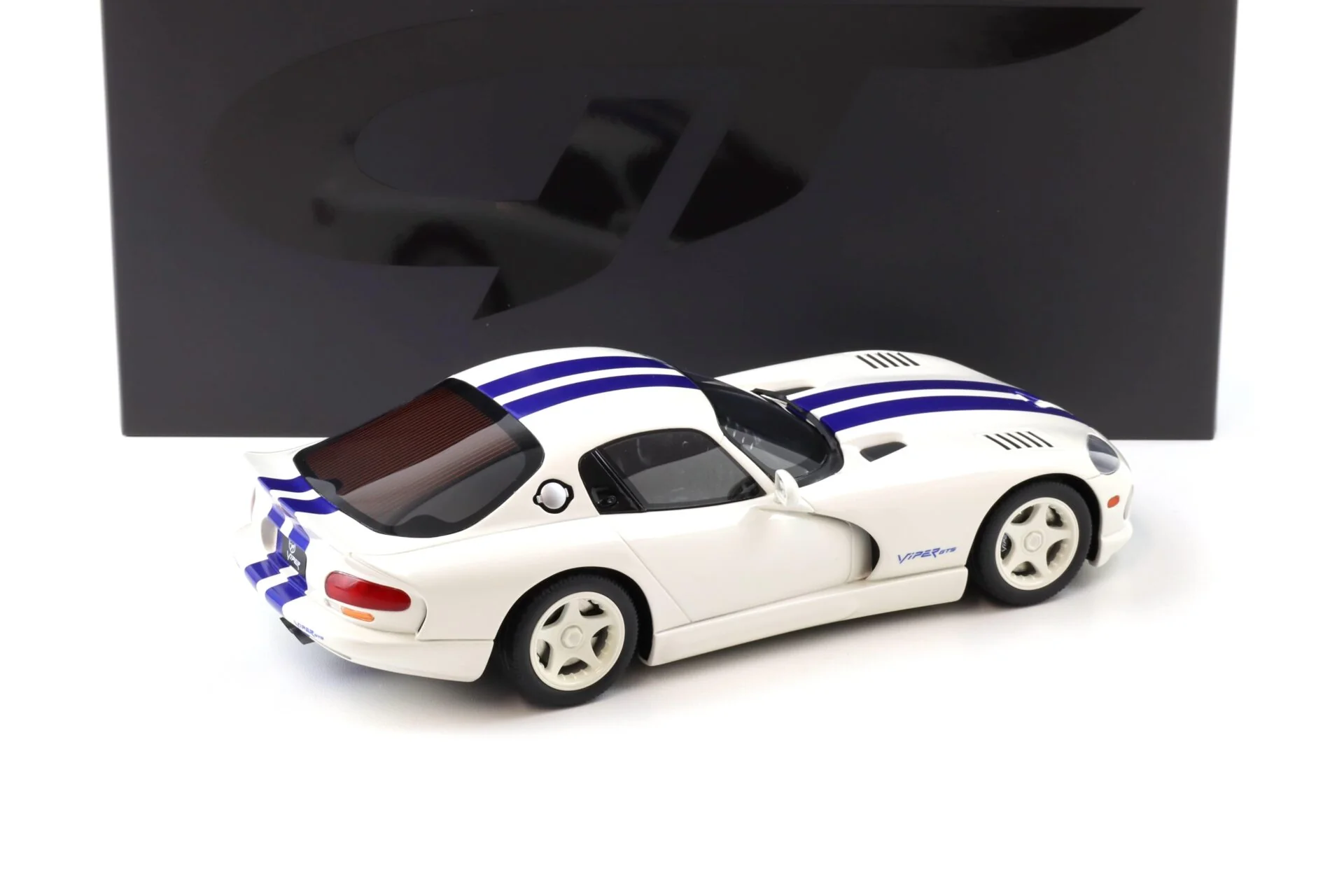 GT Spirit 1996 Dodge Viper GTS White w/ Blue Stripes 1:18 - Image 3