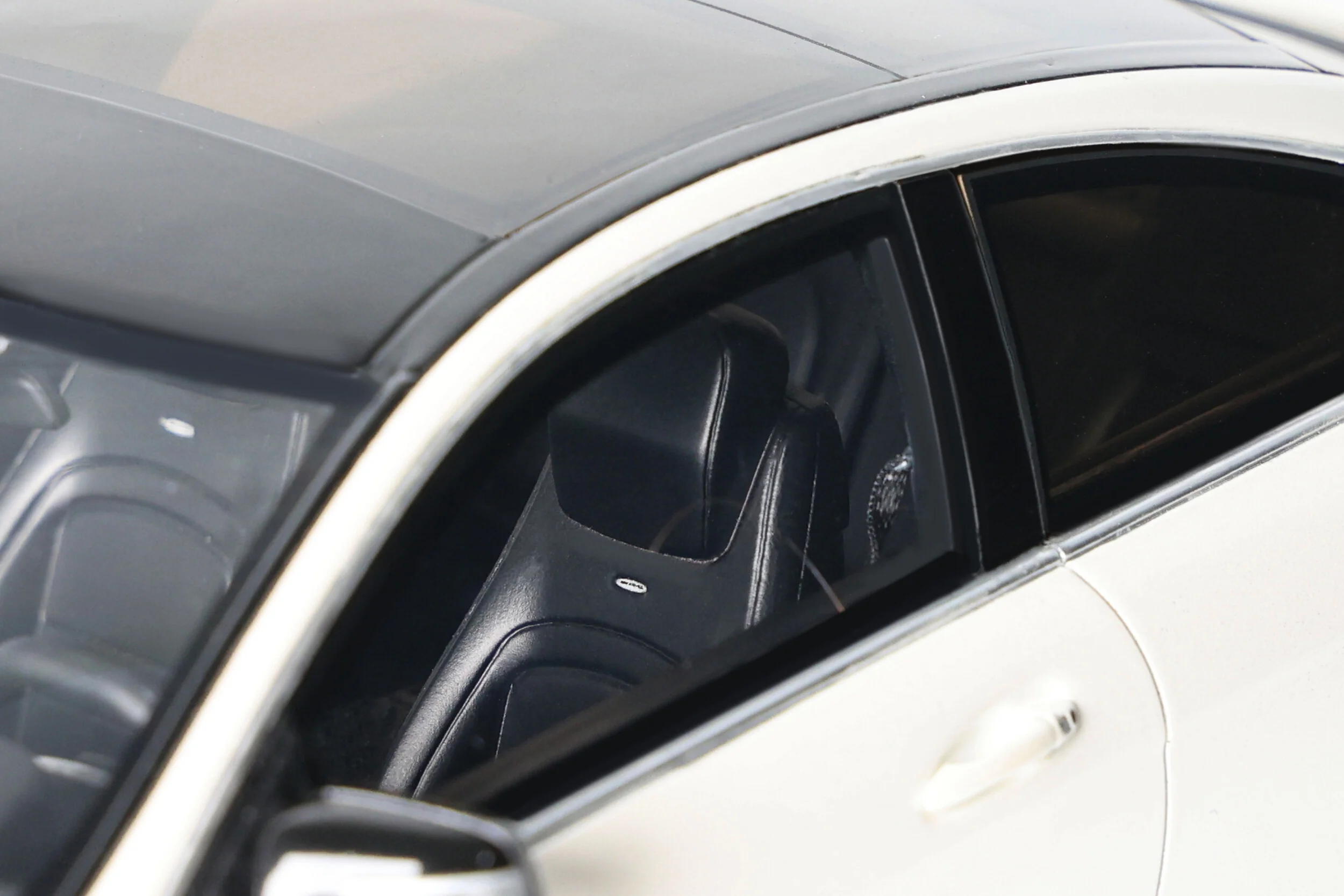 GT Spirit 2013 Mercedes Benz C63 AMG Coupe W204 Edition 507 Diamond White 1:18 - Image 8