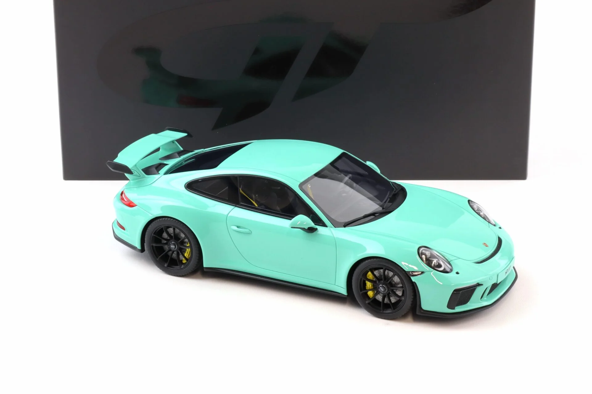 GT Spirit 2018 Porsche 911 991.2 GT3 Coupe Mint Green 1:18 - Image 2