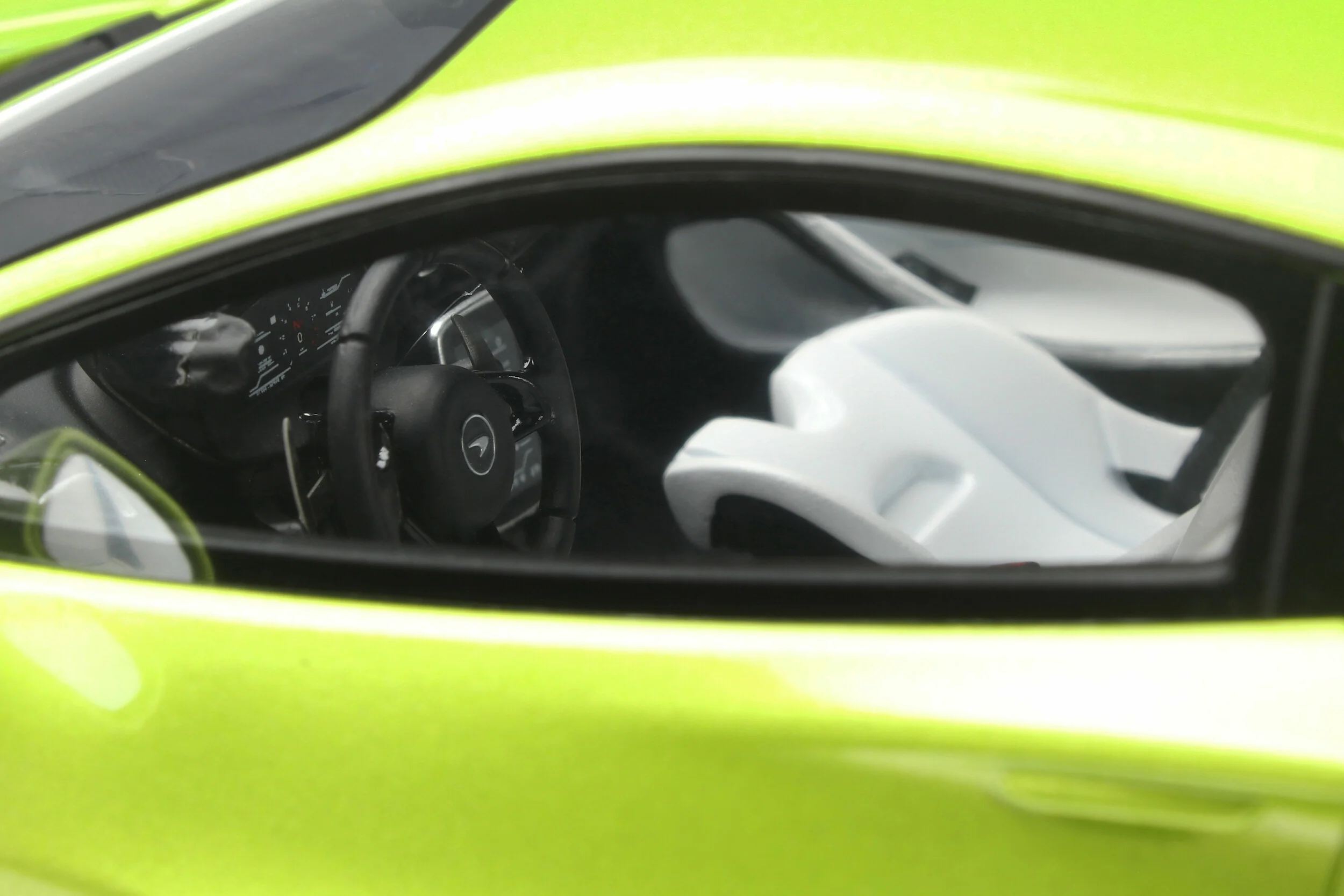 GT Spirit 2021 Mclaren Artura Flux Green Metallic 1:18 LIMITED, Resin - Image 11