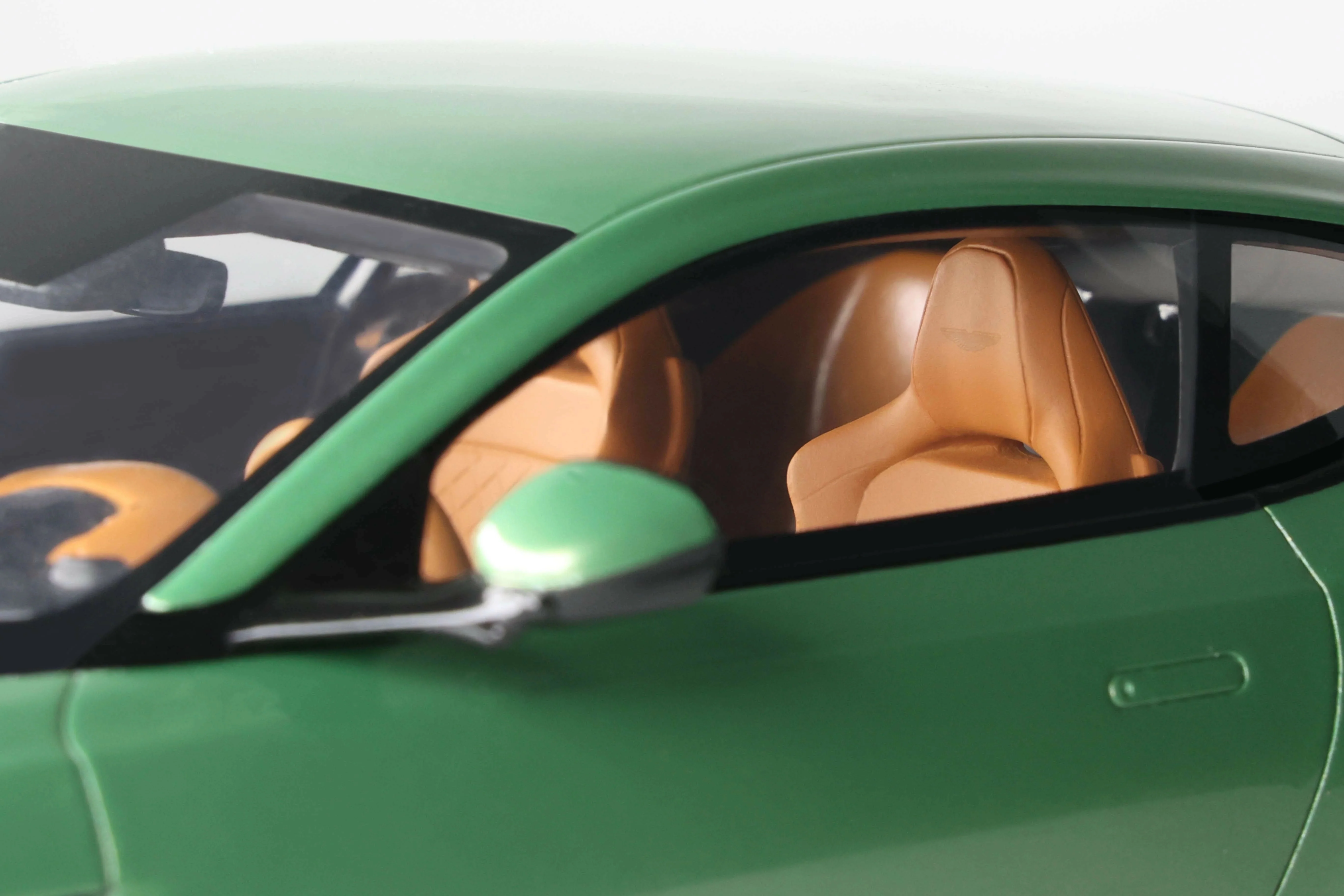 GT Spirit 2023 Aston Martin DB12 Vantage Green 1:18 - Image 11