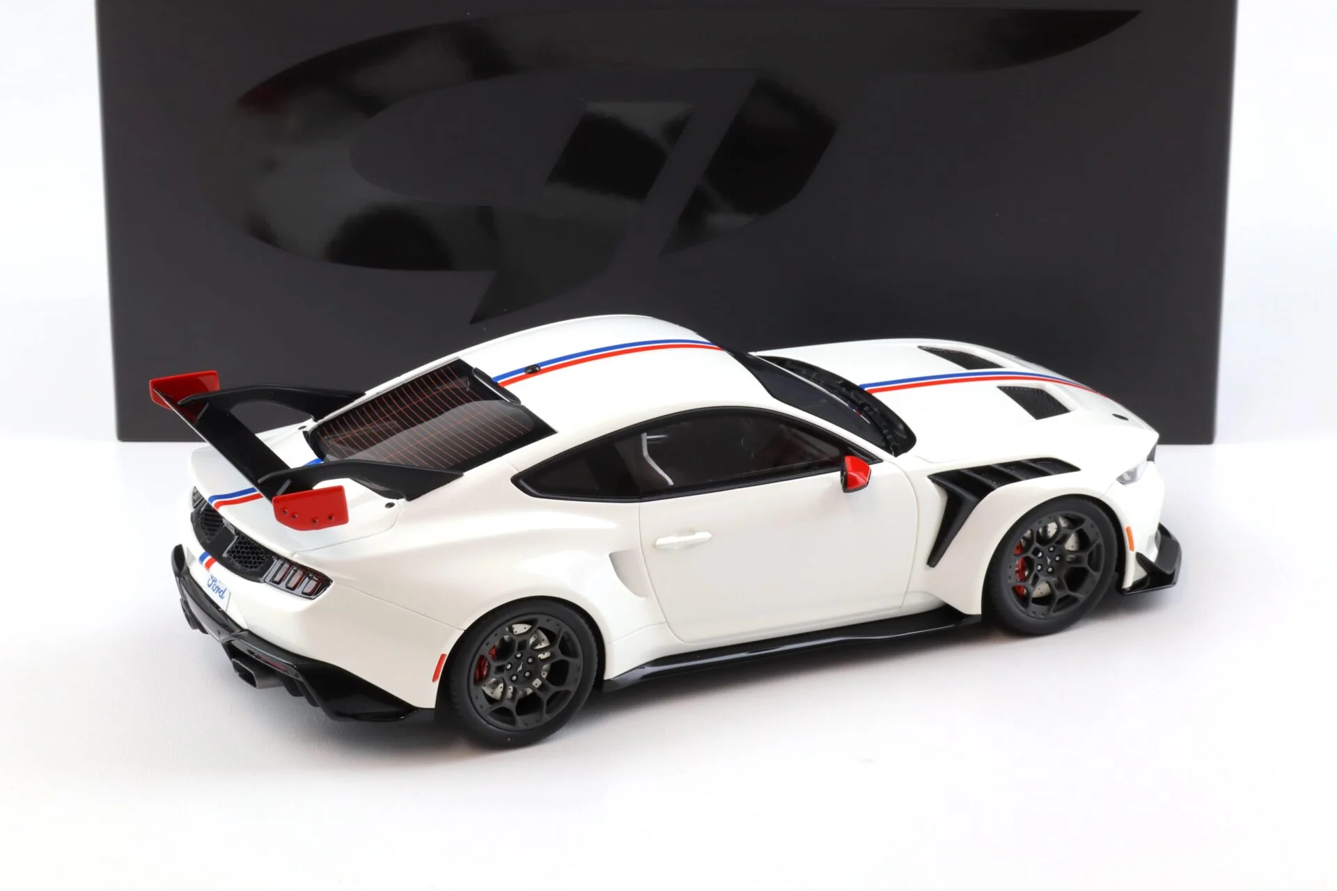 GT Spirit 2025 Ford Mustang GTD Spirit of America Performance White 1:18 - Image 3