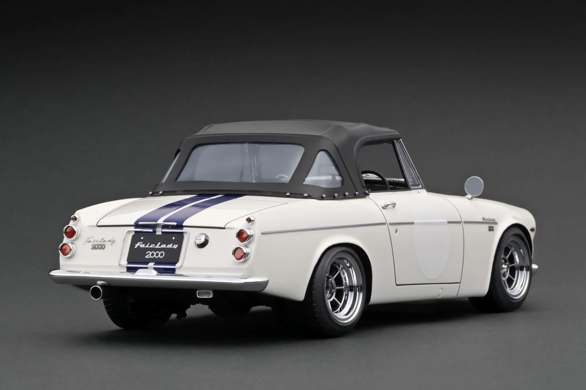 Ignition-Model Datsun Fairlady 2000 (SR311) White & Blue 1:18 - Image 2