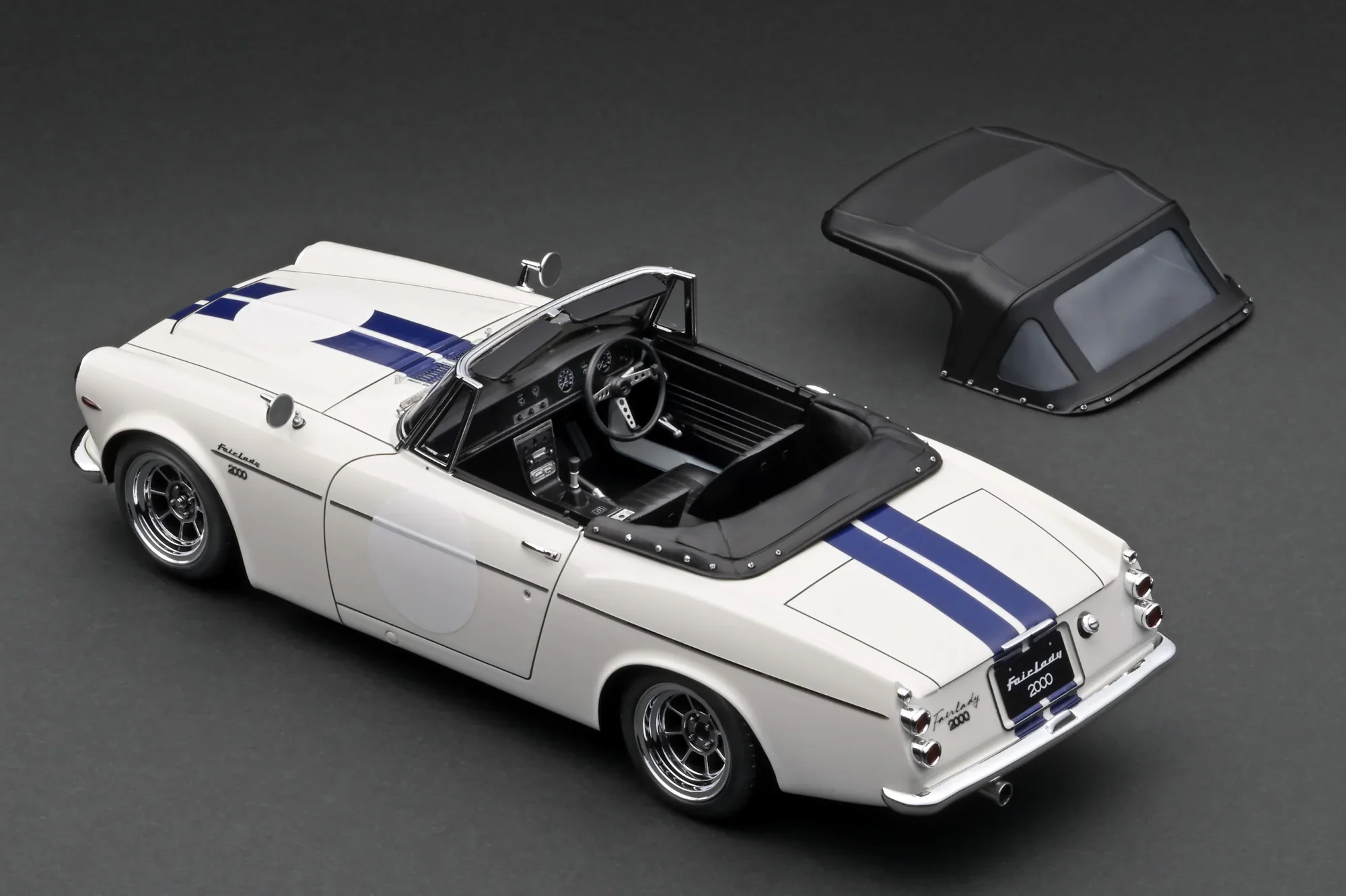 Ignition-Model Datsun Fairlady 2000 (SR311) White & Blue 1:18 - Image 3