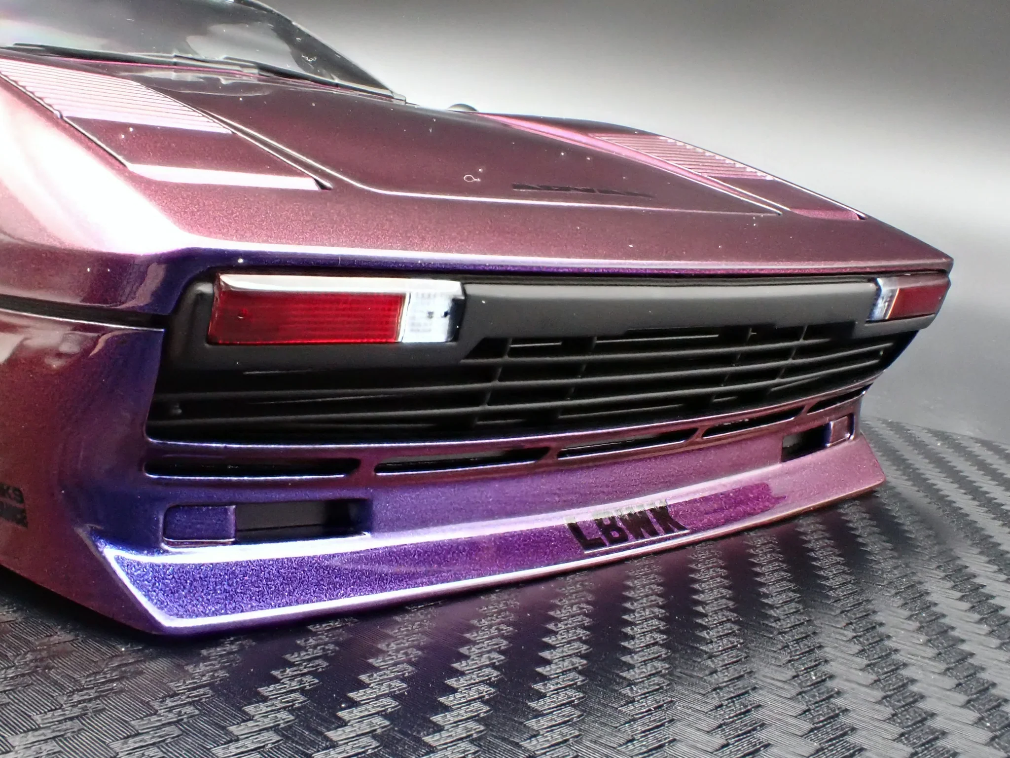 Ignition-Model Ferrari 308 LBWK LB-Works Demo Car Purple Metallic 1:18 - Image 4