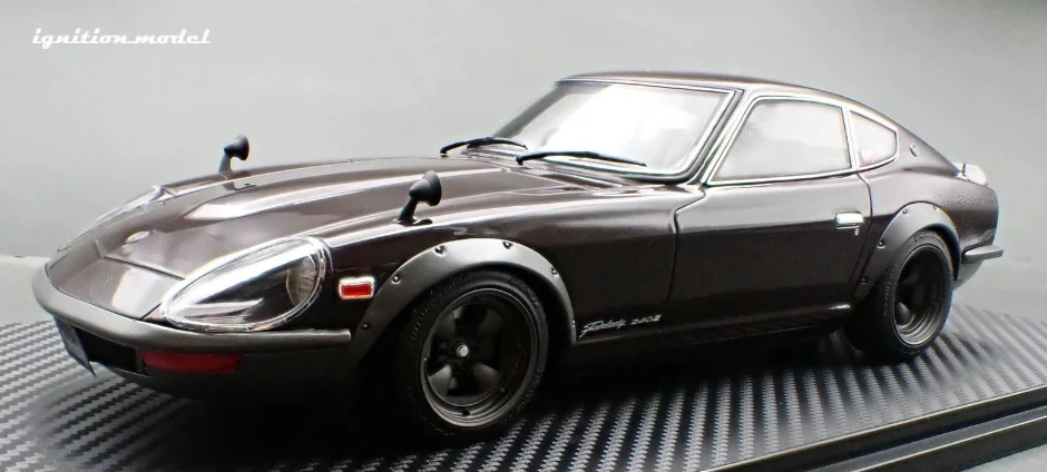 Ignition-Model Nissan Fairlady 240ZG HS30 Maroon Red Metallic 1:18 - Image 4