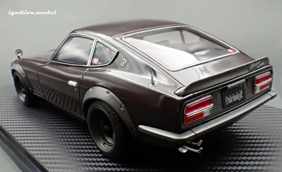 Ignition-Model Nissan Fairlady 240ZG HS30 Maroon Red Metallic 1:18 - Image 7