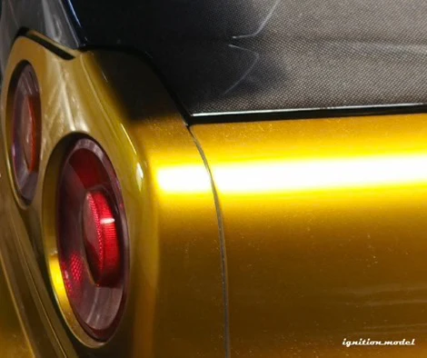 Ignition-Model Nissan Skyline GT-R R34 (BNR34) Top Secret 34GT-R RHD Gold w/ Carbon Fiber Hood 1:18 - Image 4