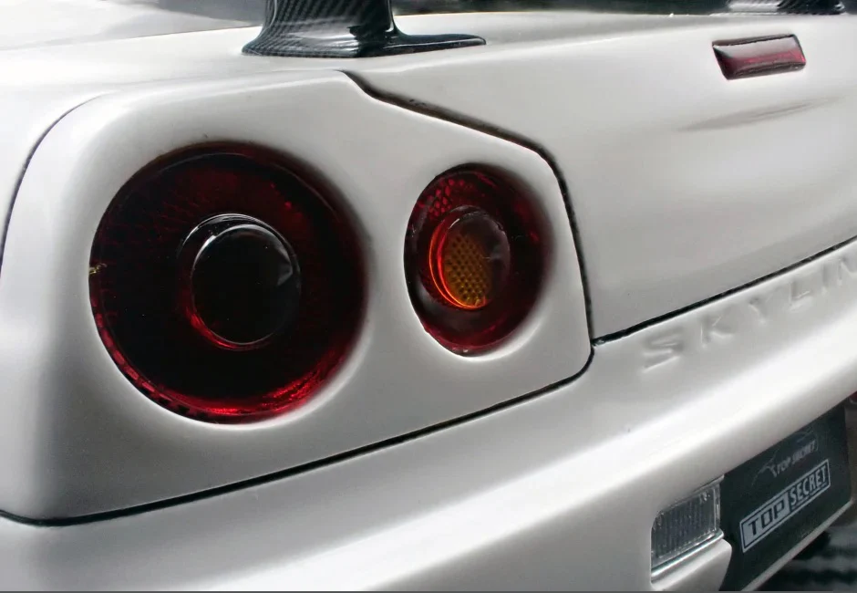Ignition-Model Nissan Skyline GT-R R34 (BNR34) Top Secret 34GT-R RHD White 1:18 - Image 16