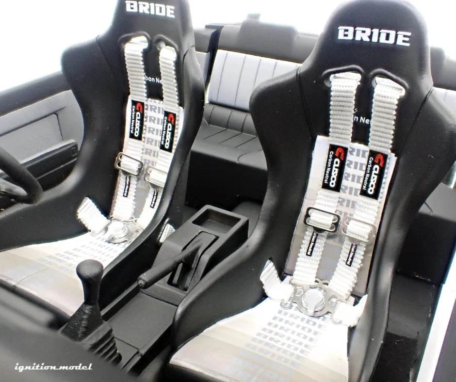 Ignition-Model Toyota Sprinter Trueno 3dr (AE86) H2 White & Black 1:18 - Image 11