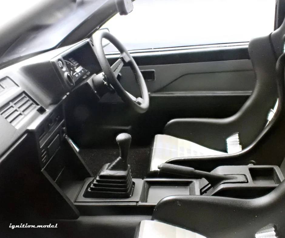 Ignition-Model Toyota Sprinter Trueno 3dr (AE86) H2 White & Black 1:18 - Image 15