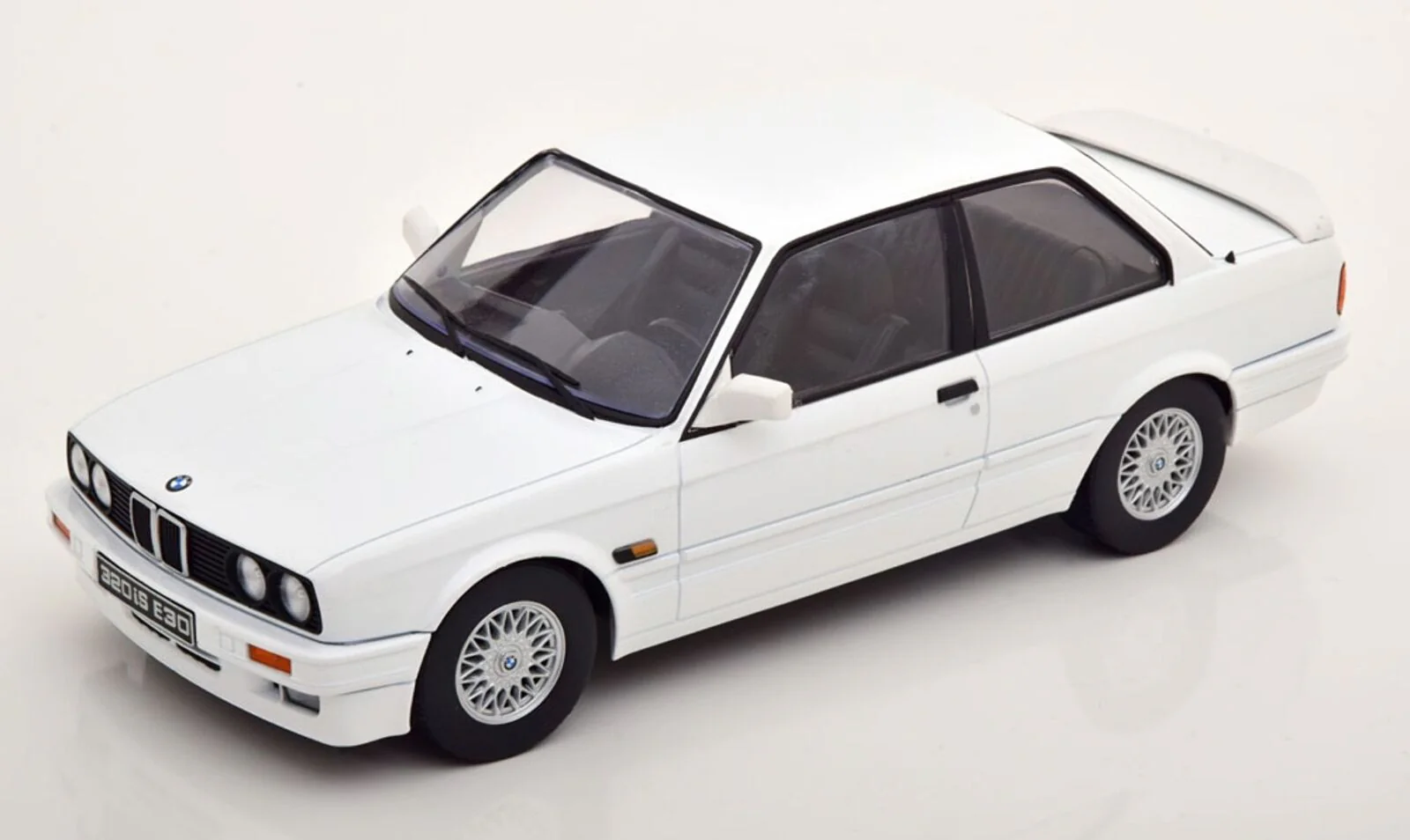 KK-Scale 1989 BMW M3 Italo 320iS (e30) Coupe White 1:18 - Image 2
