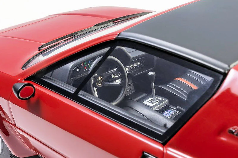 Kyosho 1976 Lamborghini Silhouette Coupe Red 1:18 - Image 4