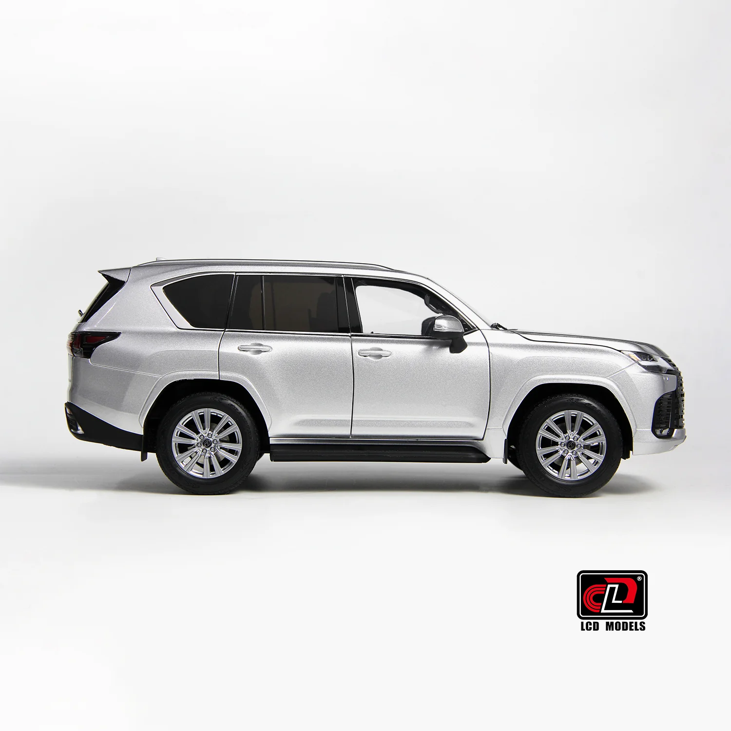 LCD 2024 Lexus LX600 Silver Metallic 1:18 - Image 4