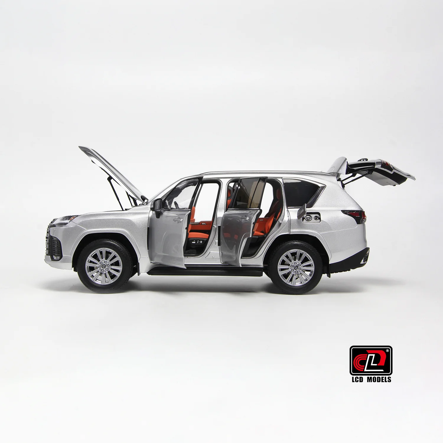 LCD 2024 Lexus LX600 Silver Metallic 1:18 - Image 9