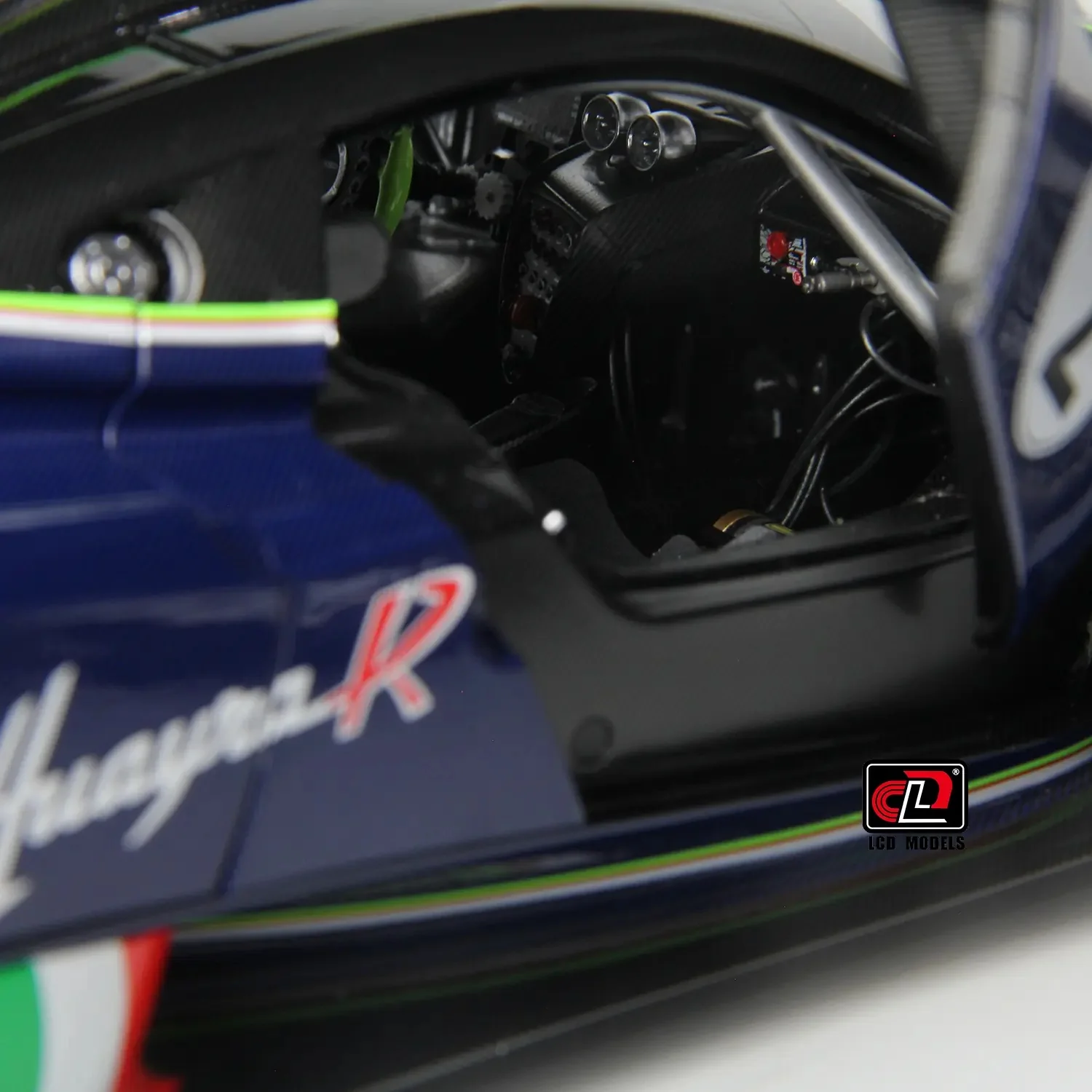 LCD Pagani Huayra R Blue Carbon 1:18 - Image 7