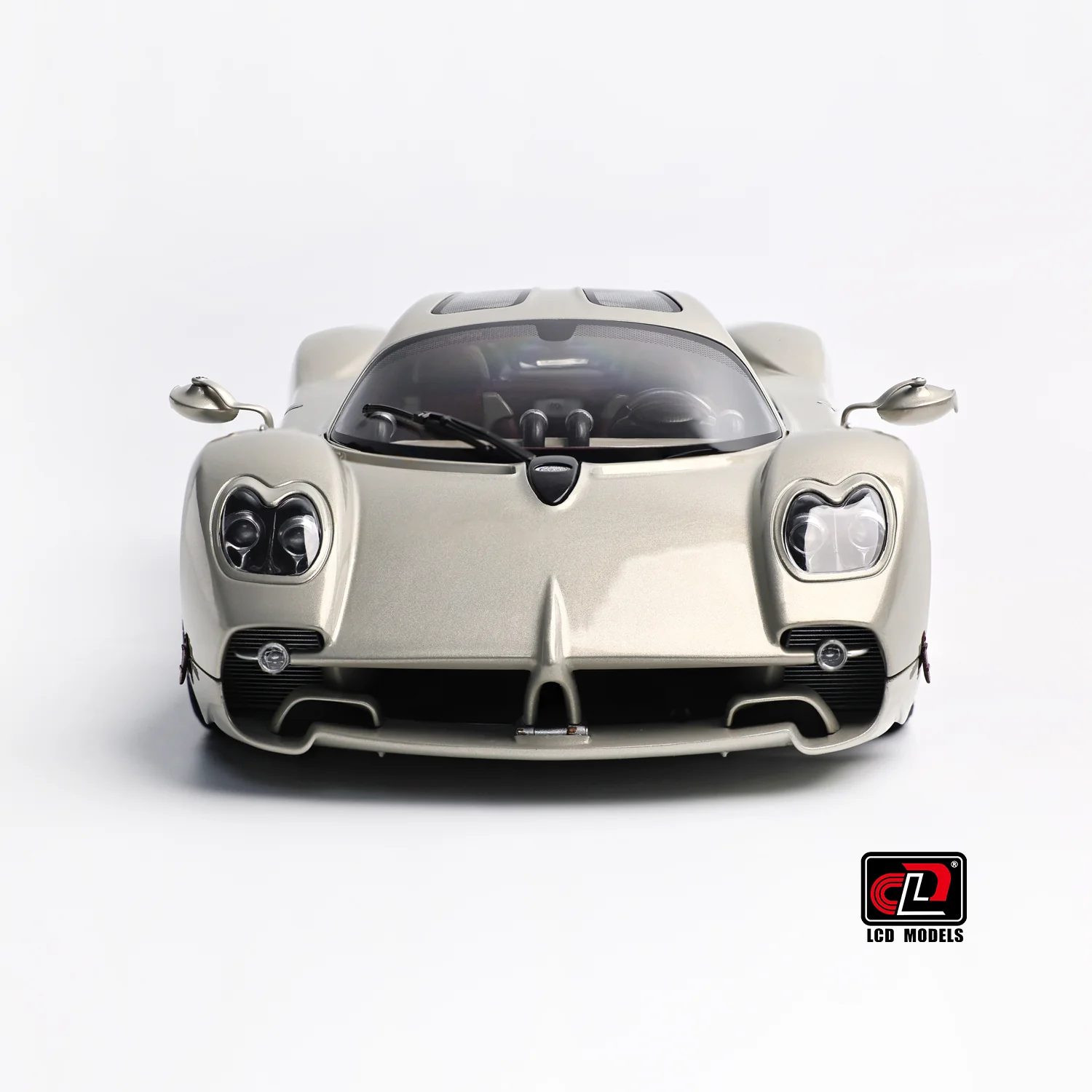 LCD Pagani Utopia Champagne Gold 1:18 - Image 4