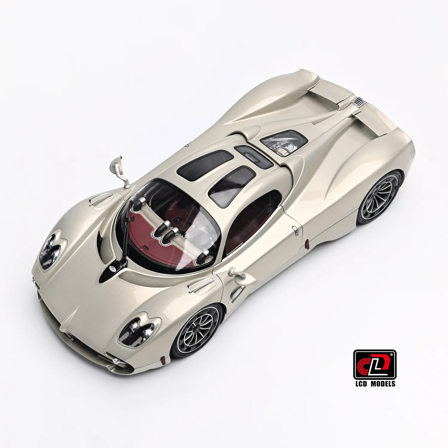 LCD Pagani Utopia Champagne Gold 1:18 - Image 8