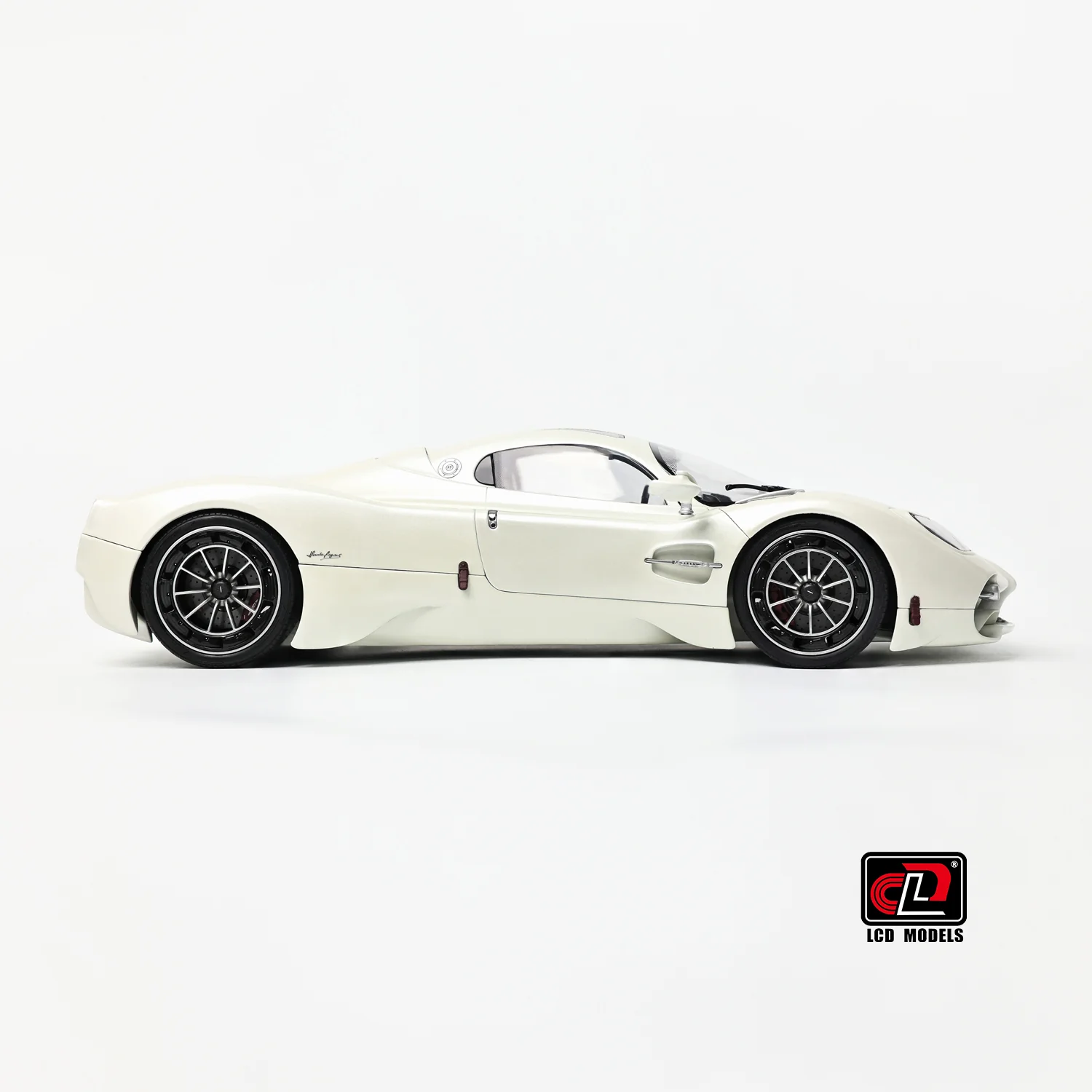 LCD Pagani Utopia Matte Pearl White 1:18 - Image 7