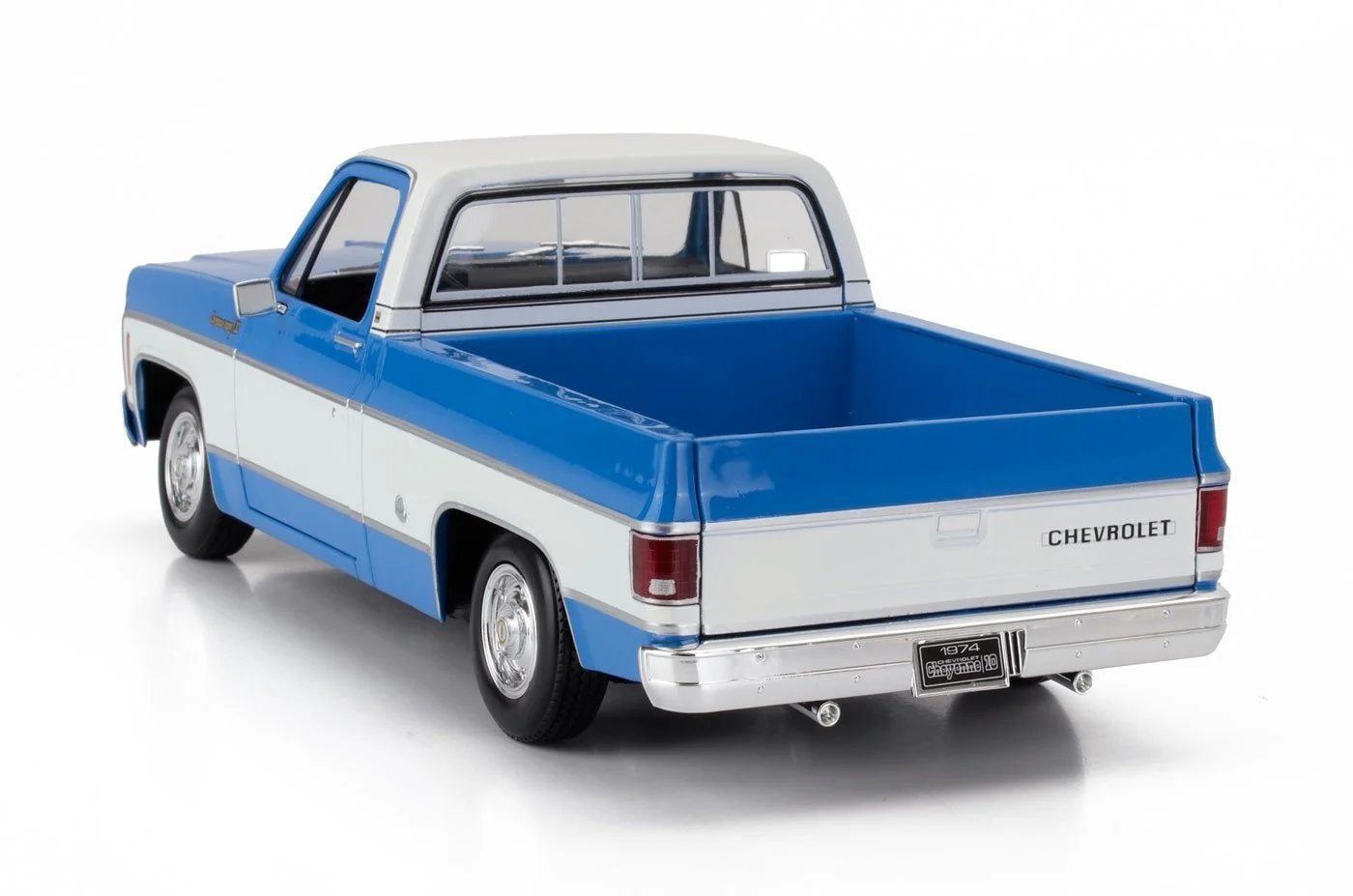 Maisto 1974 Chevrolet C-10 Pickup Truck Cheyenne Super Blue and White 1:18 - Image 3