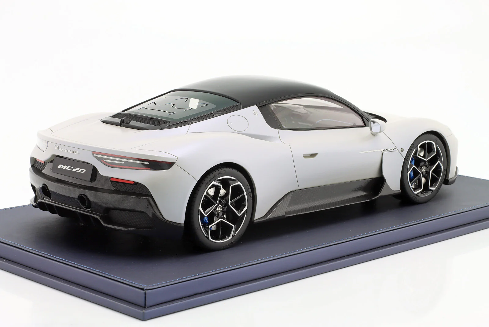 Maserati 2020 MC20 Bianco Audace Matte White 1:12 WITH DISPLAY - Image 2