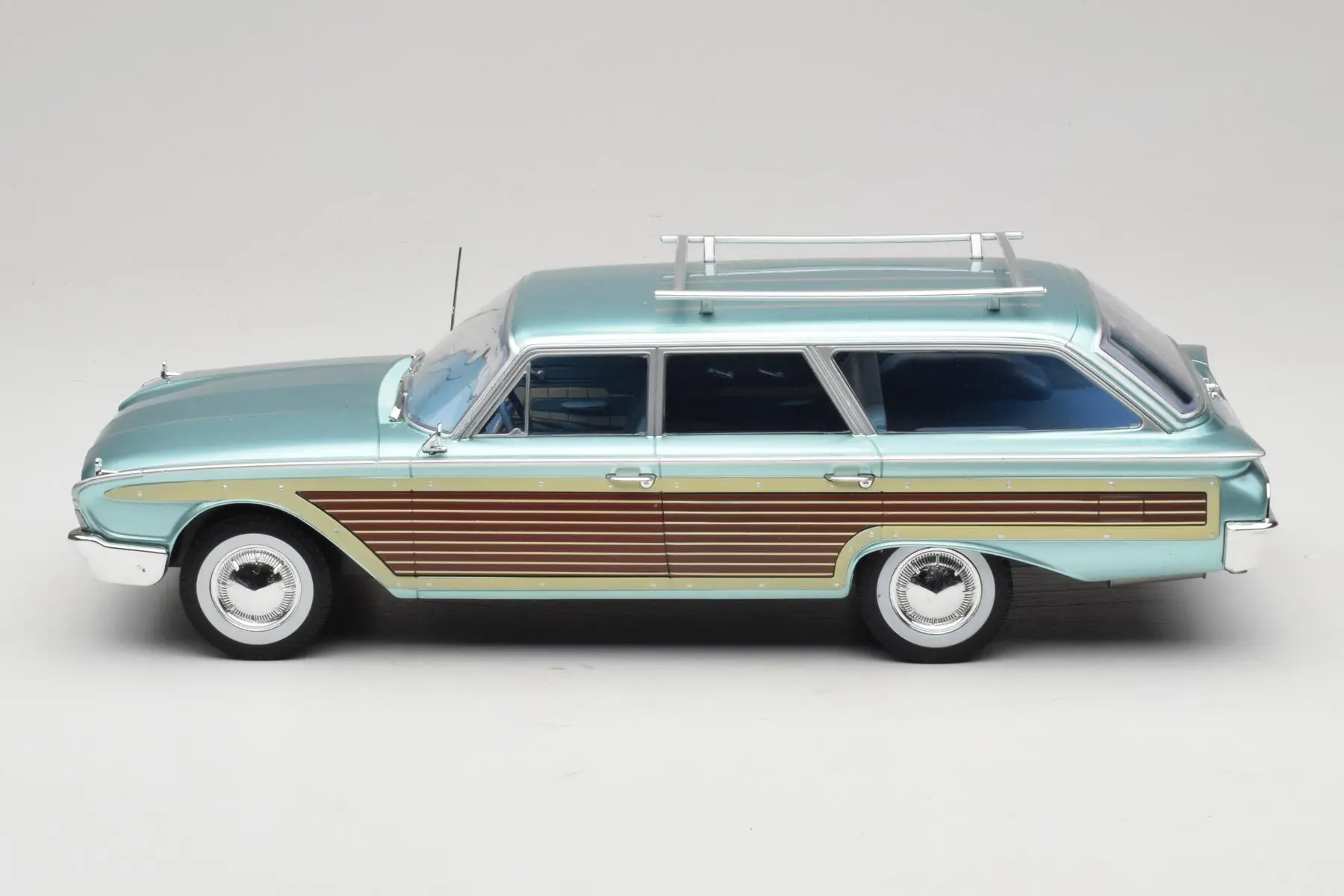 MCG 1960 Ford LTD Country Squire Blue Metallic & Woodgrain 1:18 - Image 3