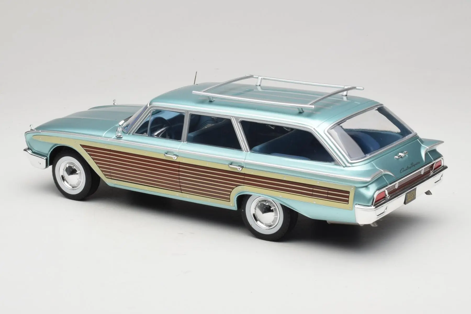 MCG 1960 Ford LTD Country Squire Blue Metallic & Woodgrain 1:18 - Image 5