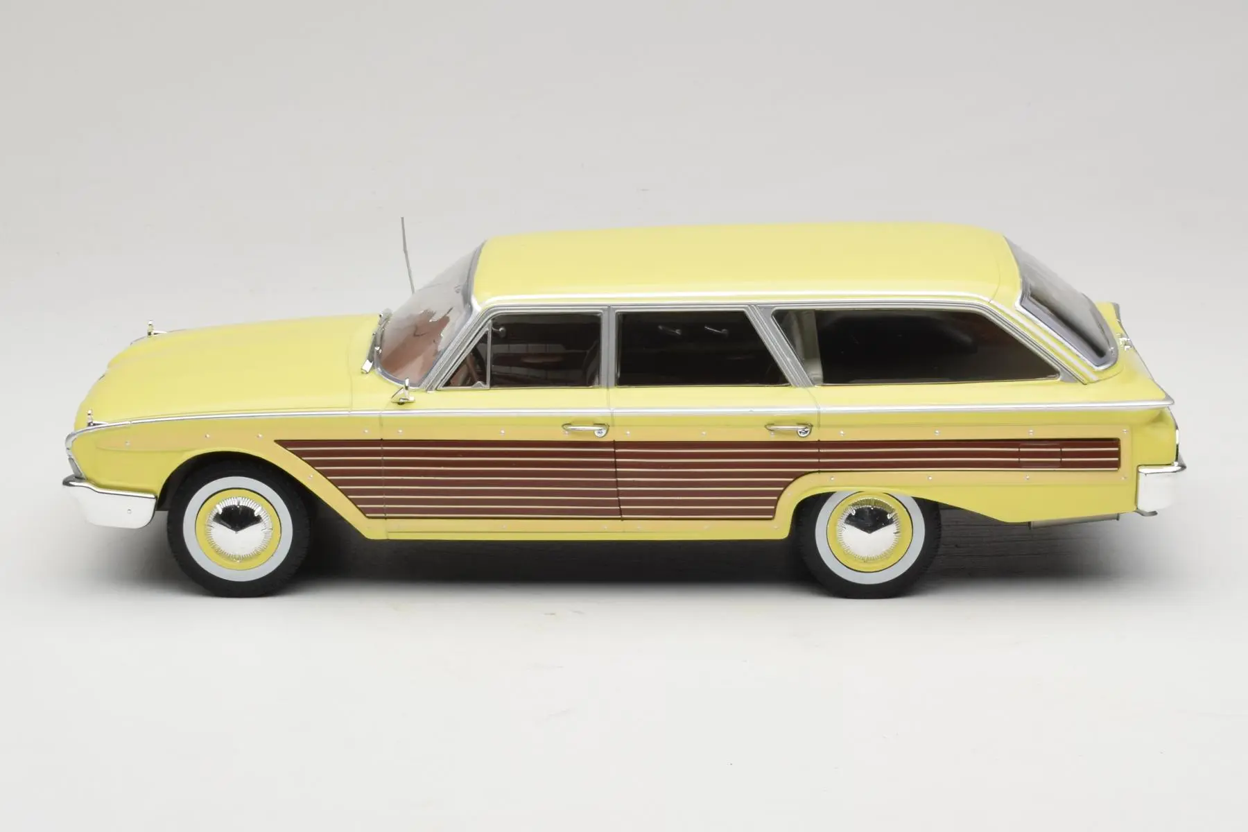 MCG 1960 Ford LTD Country Squire Yellow & Woodgrain 1:18 - Image 3