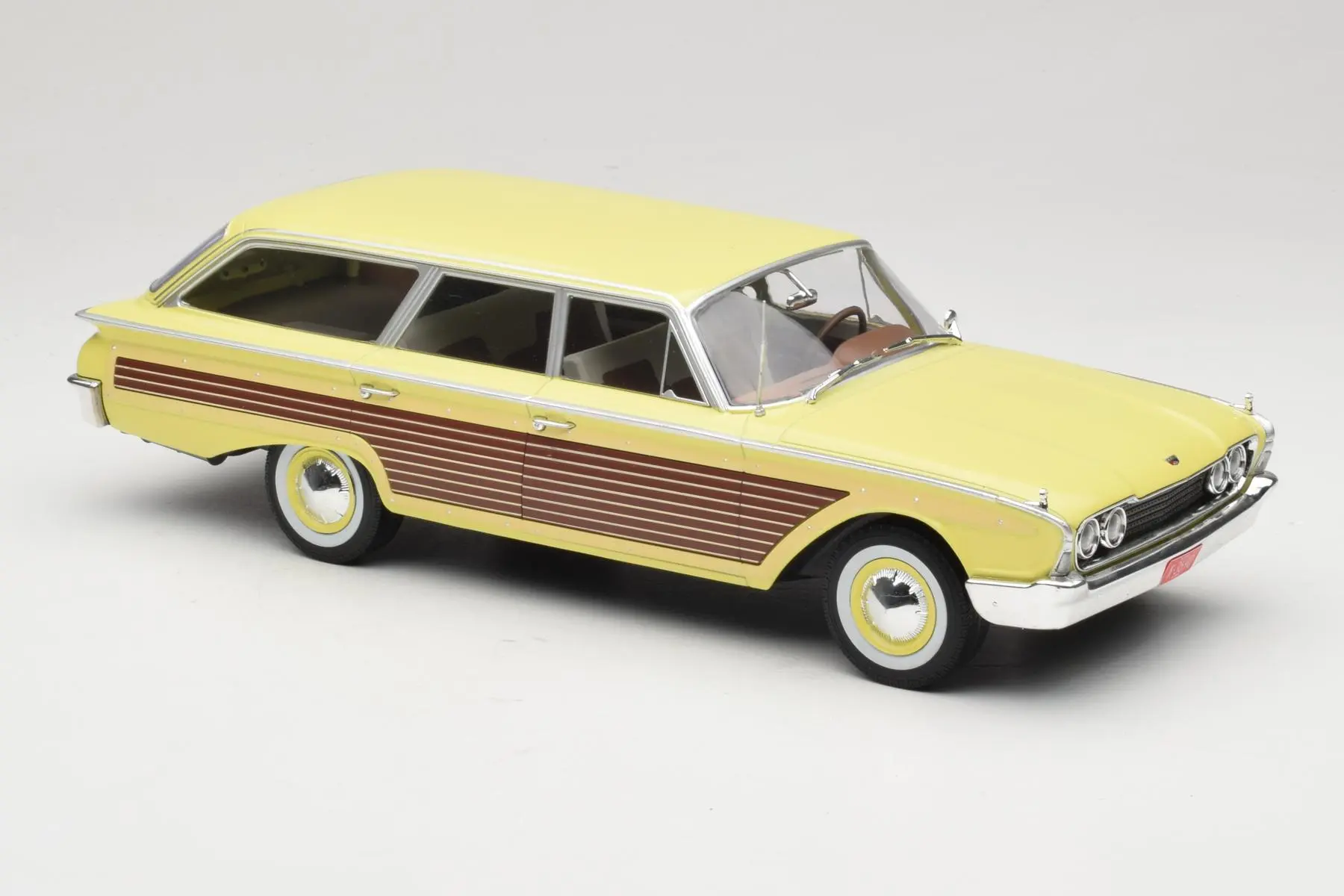 MCG 1960 Ford LTD Country Squire Yellow & Woodgrain 1:18 - Image 4