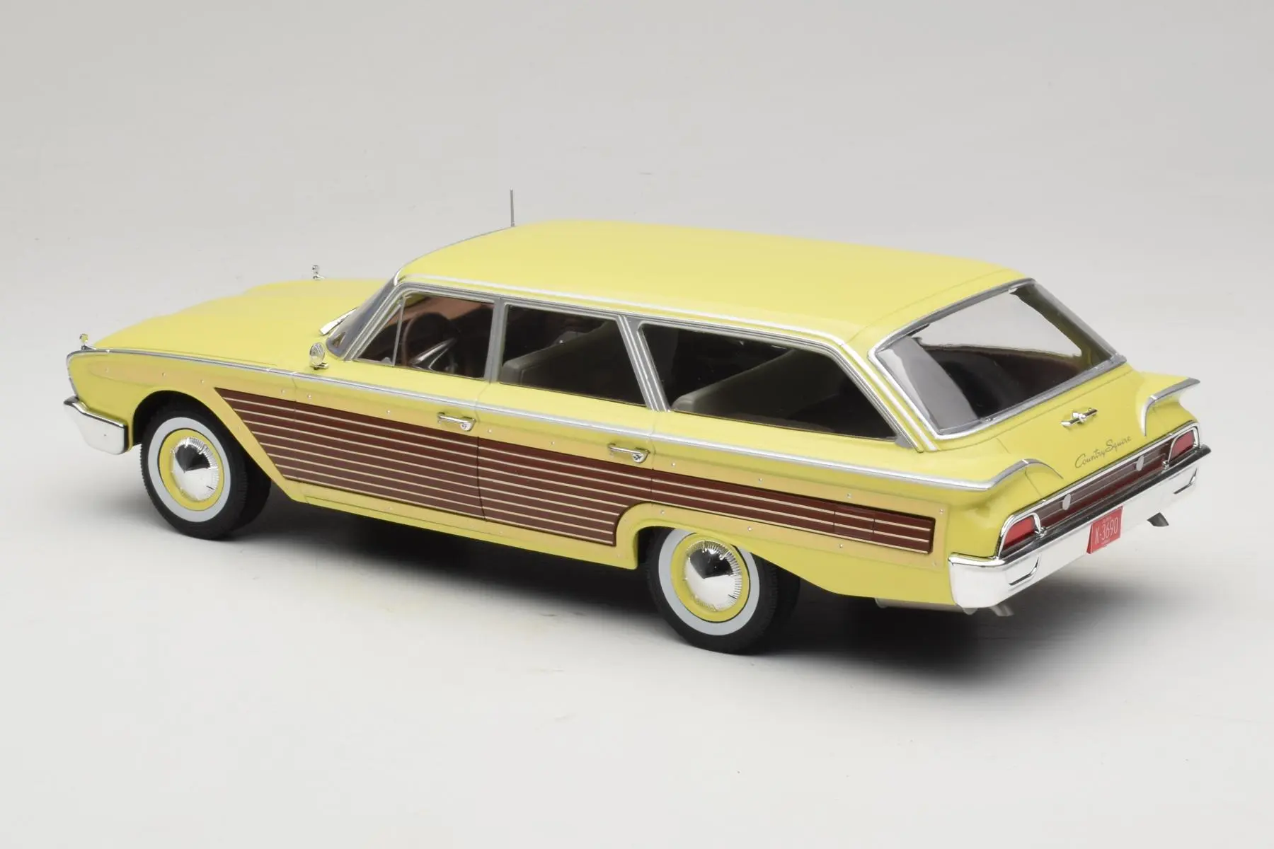 MCG 1960 Ford LTD Country Squire Yellow & Woodgrain 1:18 - Image 5