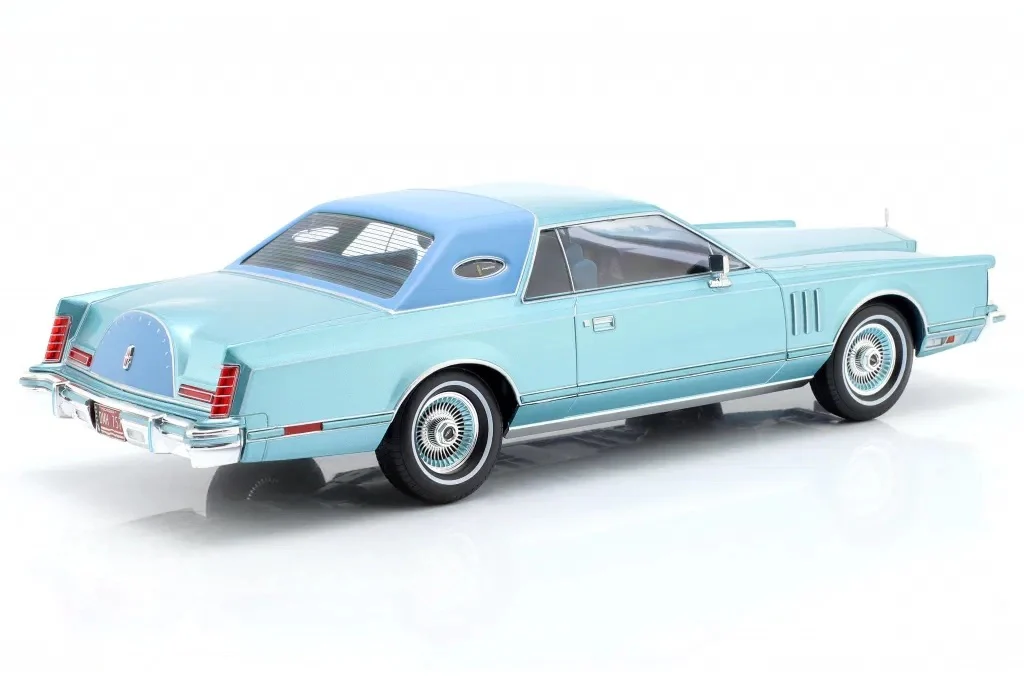 MCG 1978 Lincoln Continental Mark V Light Blue Metallic 1:18 - Image 2