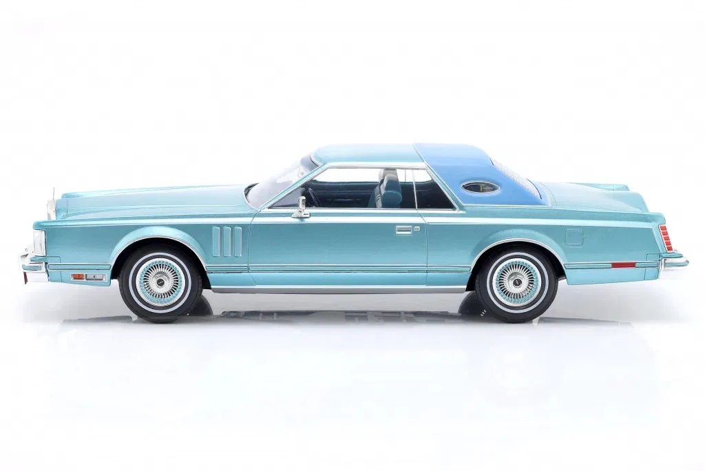 MCG 1978 Lincoln Continental Mark V Light Blue Metallic 1:18 - Image 3