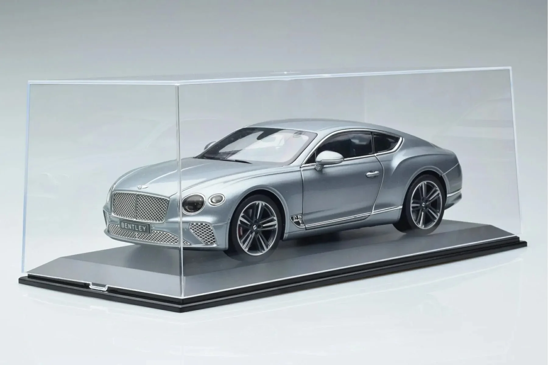 MCG Display Case Black Plastic Base 1:18 - Image 4