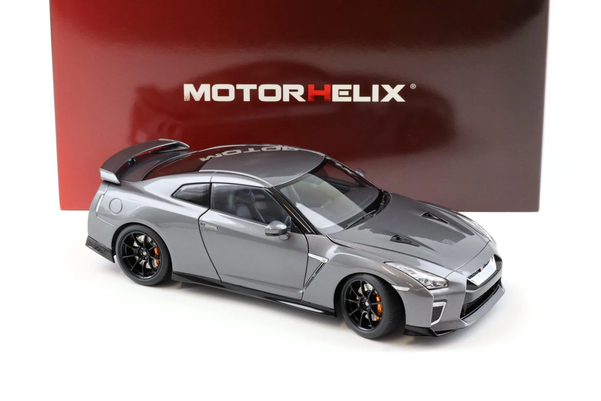 Motorhelix 2020 Nissan Skyline GT-R R35 Nismo Track Edition Dark Metal Grey 1:18 - Image 2