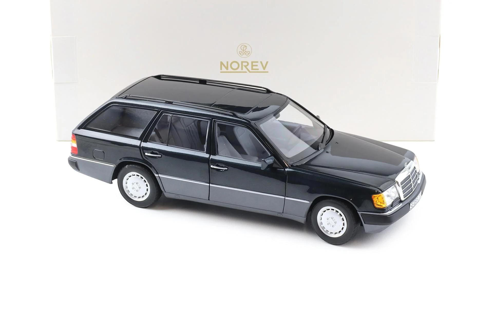 Norev 1:18 1990 Mercedes-Benz E Class 300TD (S124) Station Wagon T-Model Black 1:18 - Image 2