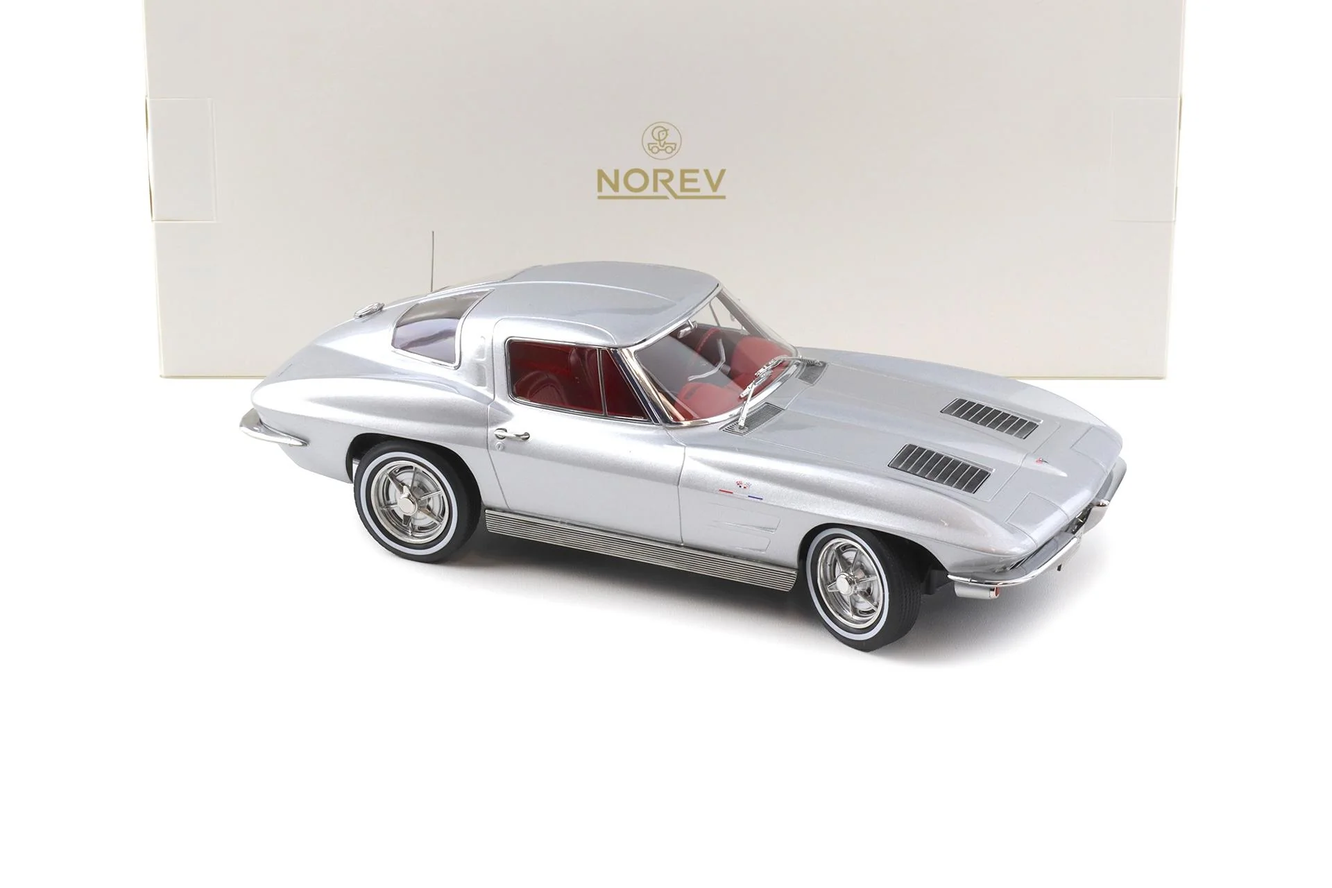 Norev 1963 Chevy Corvette C2 Stingray Sebring Silver 1:18 - Image 2