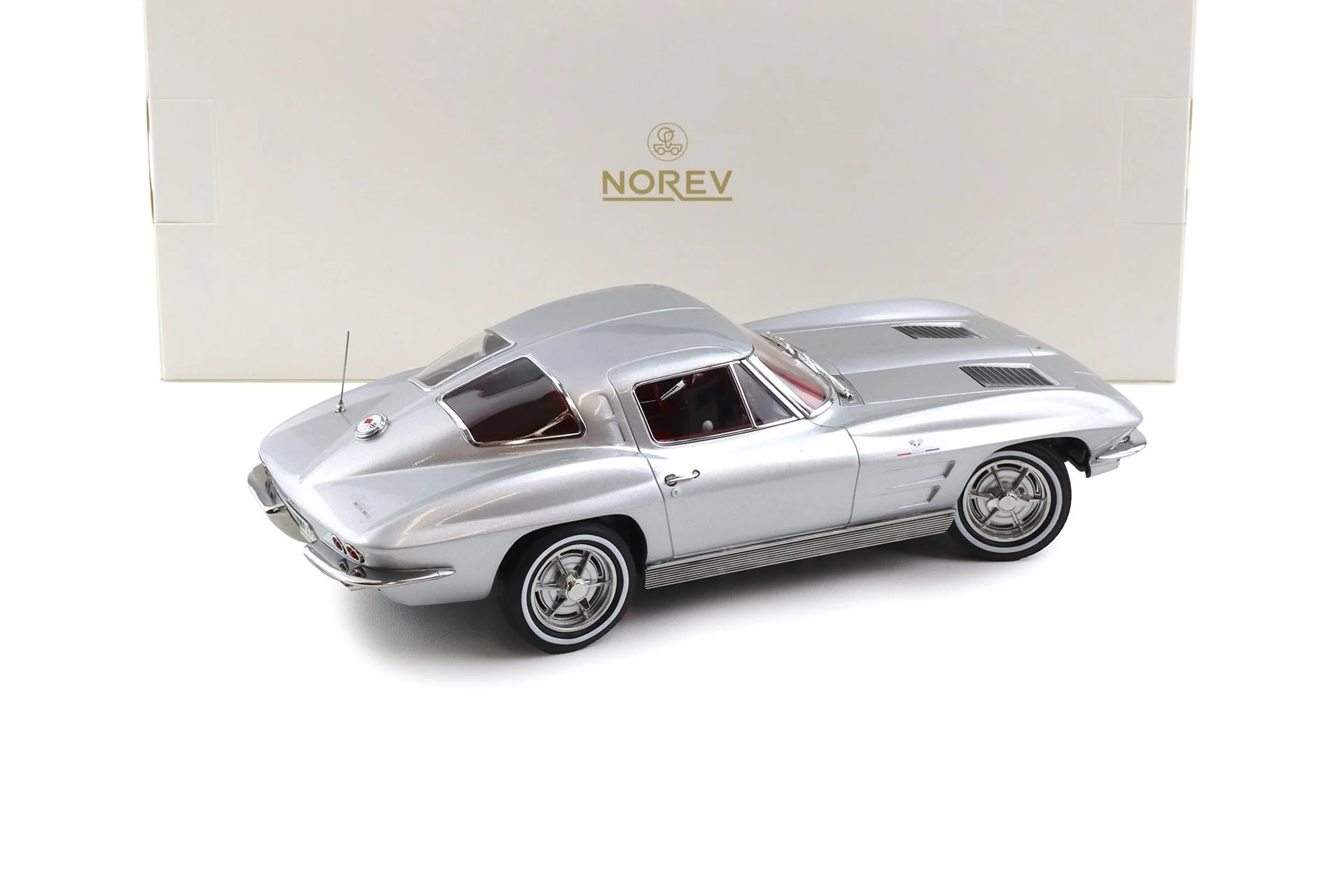 Norev 1963 Chevy Corvette C2 Stingray Sebring Silver 1:18 - Image 3