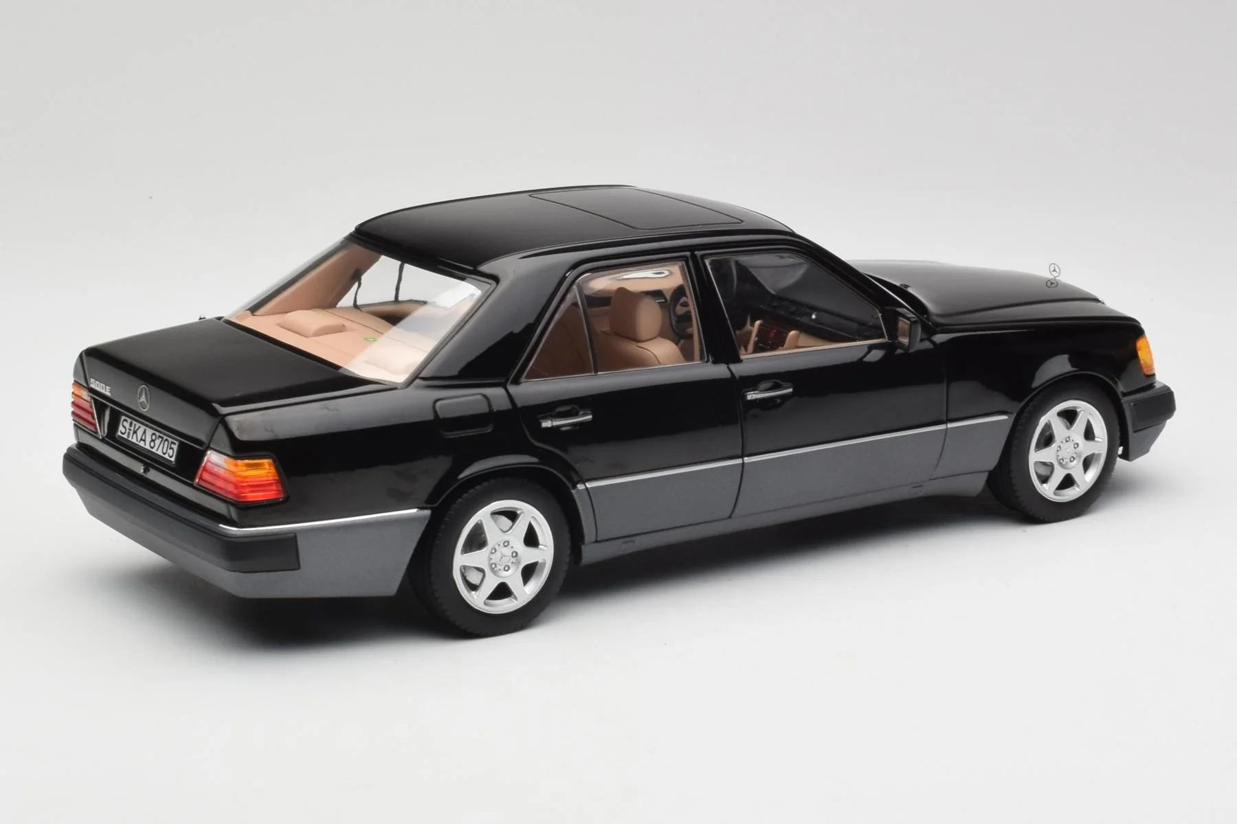 Norev 1990 Mercedes-Benz E Class 500E (W124) Black 1:18 - Image 3