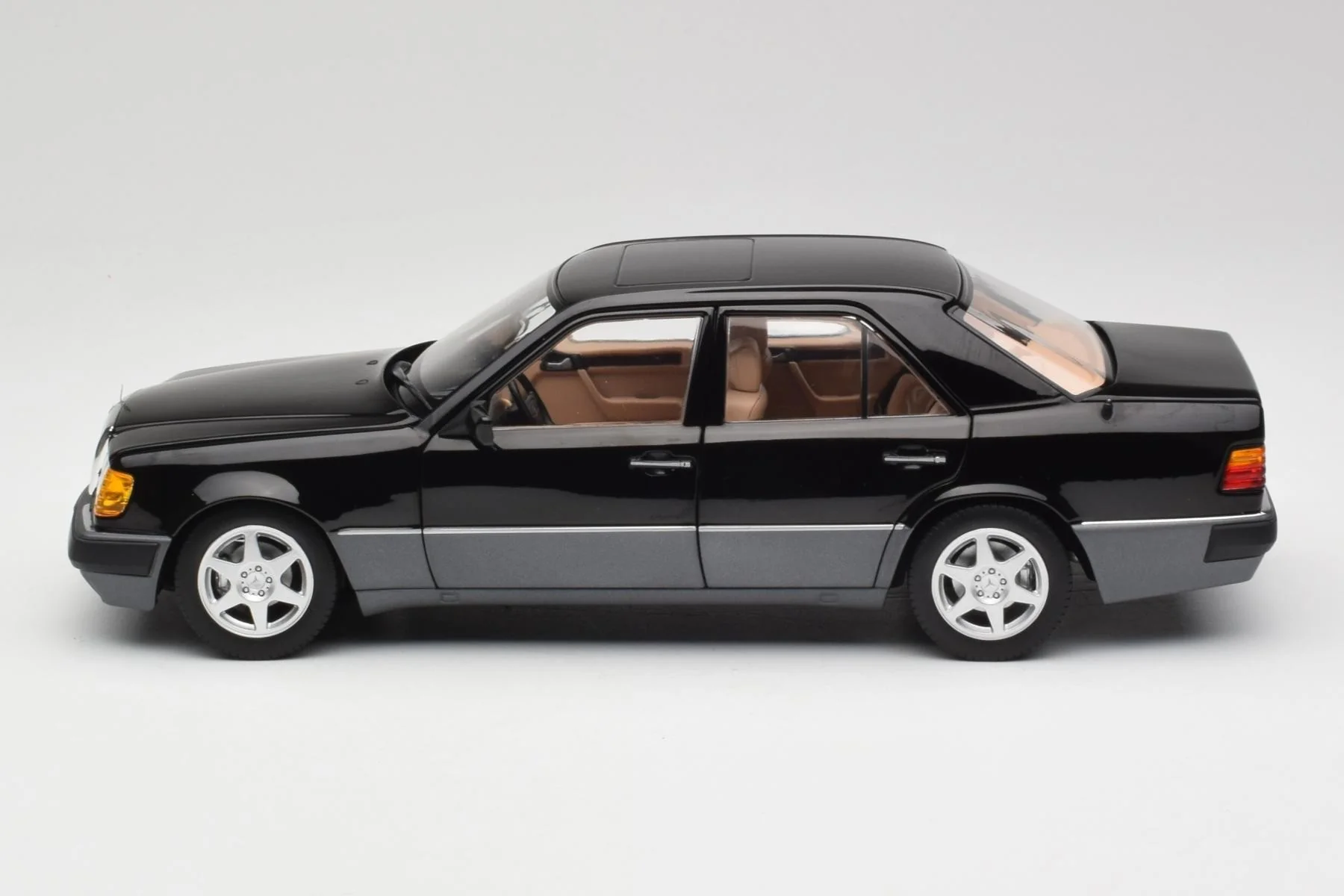 Norev 1990 Mercedes-Benz E Class 500E (W124) Black 1:18 - Image 4