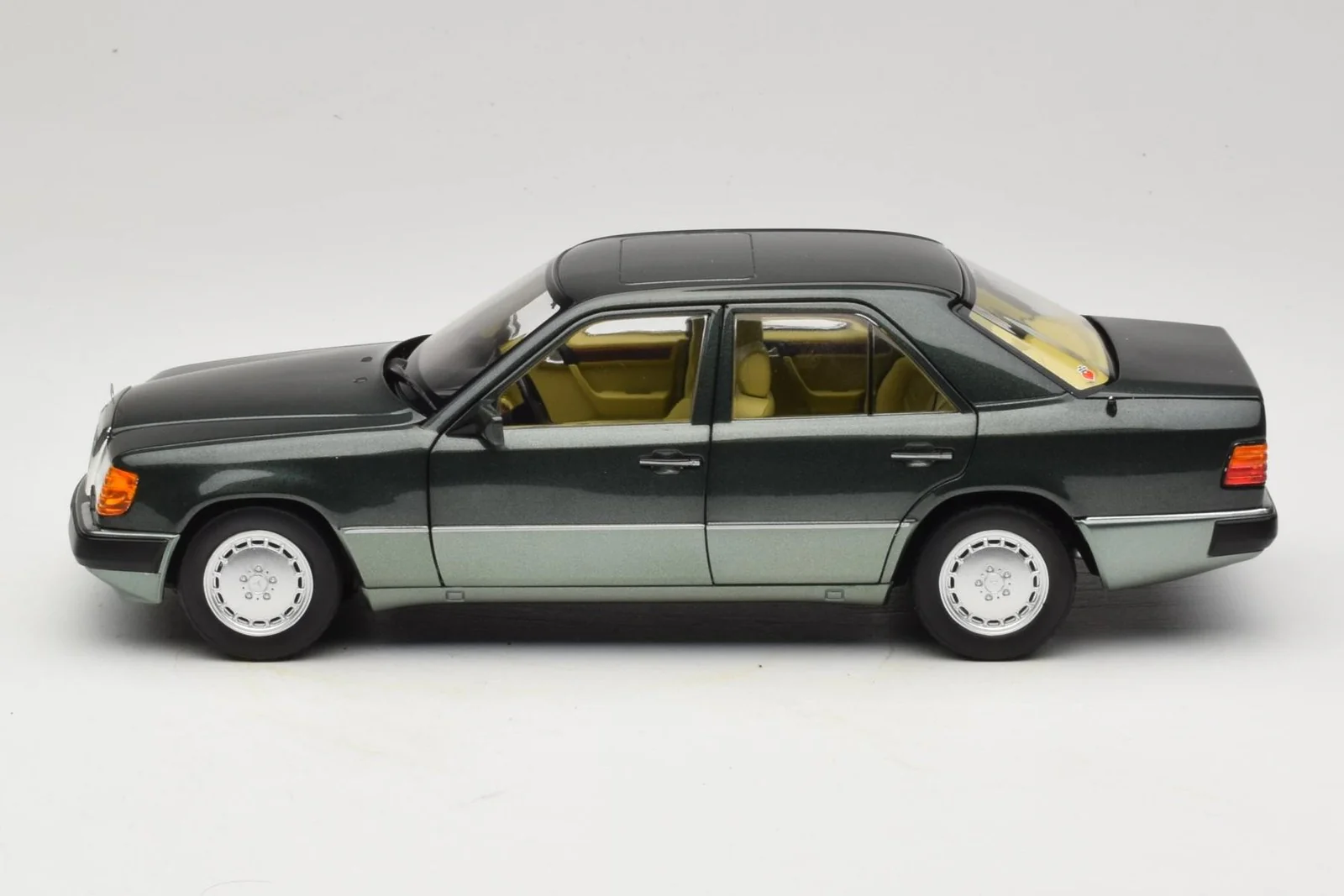 Norev 1990 Mercedes-Benz E Class 230E AMG (W124) Night Green Metallic 1:18 - Image 4