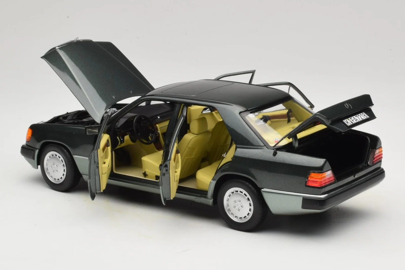 Norev 1990 Mercedes-Benz E Class 230E AMG (W124) Night Green Metallic 1:18 - Image 5