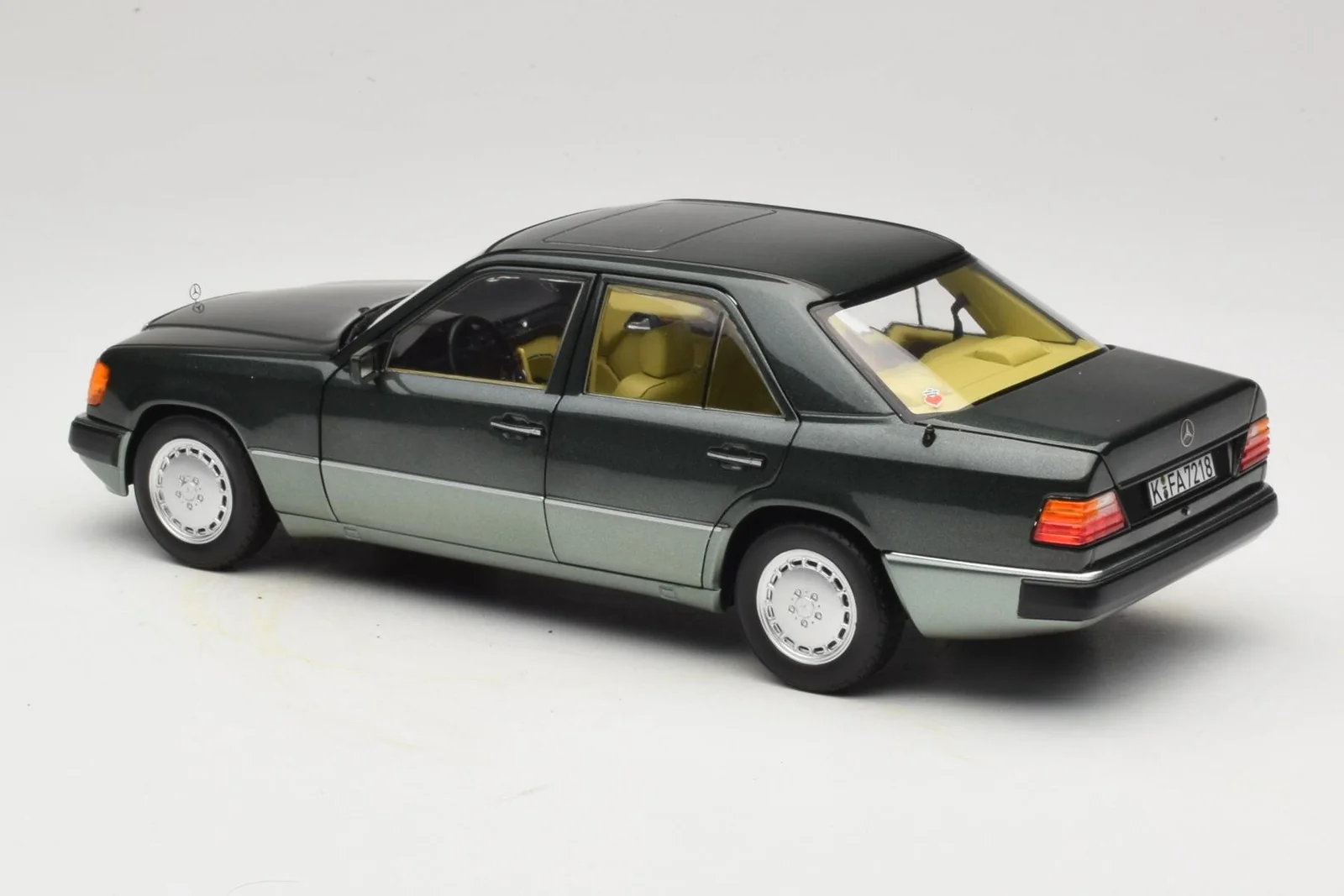 Norev 1990 Mercedes-Benz E Class 230E AMG (W124) Night Green Metallic 1:18 - Image 7