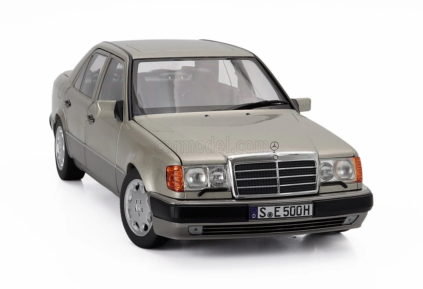 Norev 1990 Mercedes-Benz E Class 500E (W124) Smoke Silver 1:18 - Image 4