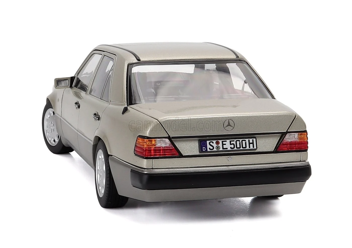 Norev 1990 Mercedes-Benz E Class 500E (W124) Smoke Silver 1:18 - Image 5