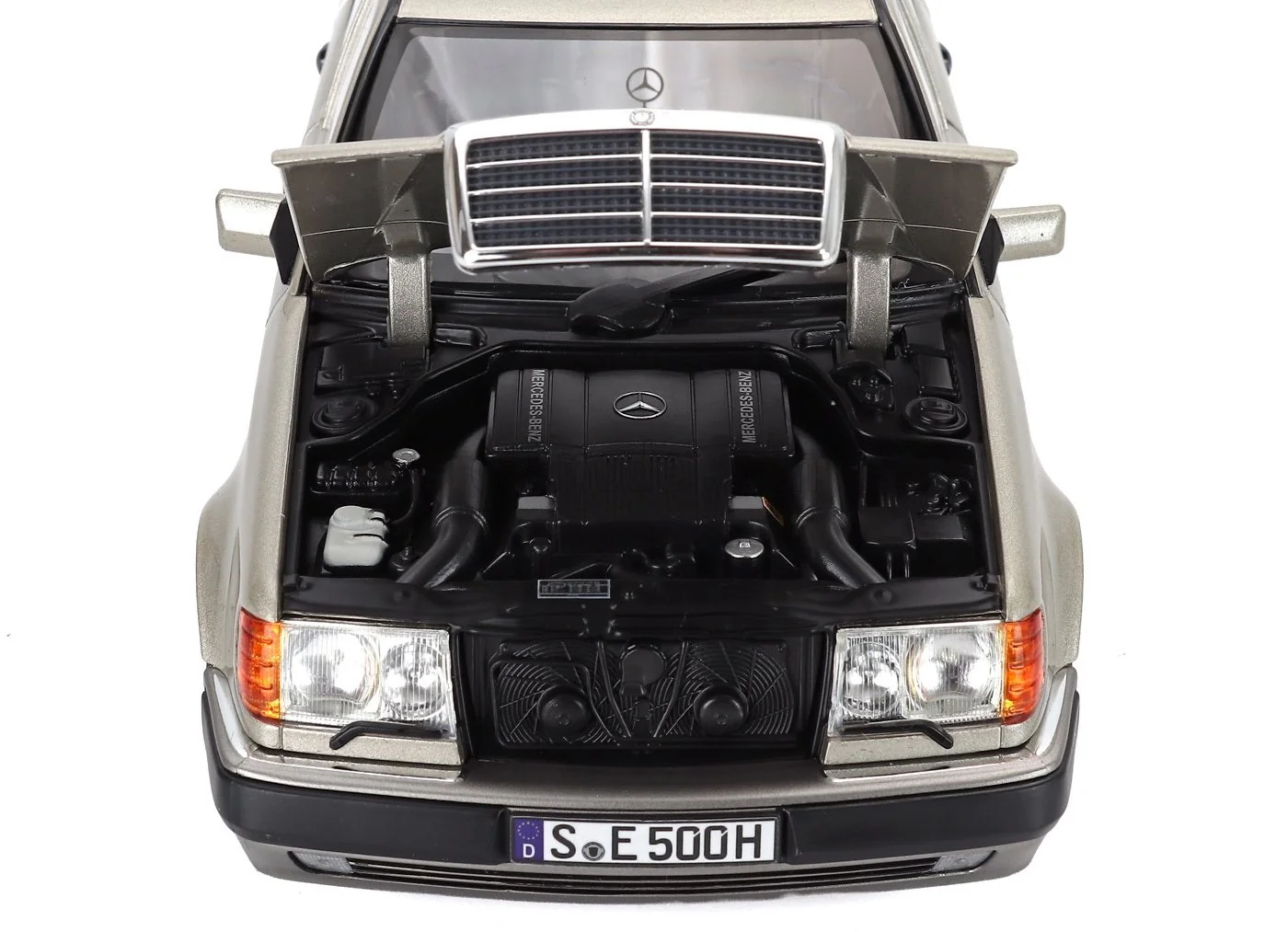 Norev 1990 Mercedes-Benz E Class 500E (W124) Smoke Silver 1:18 - Image 7