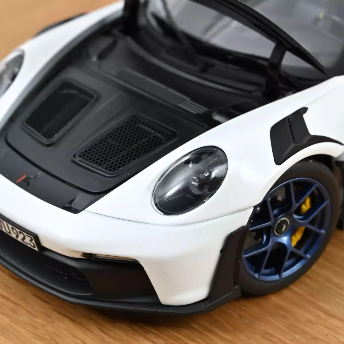 Norev 2022 Porsche 911 992 GT3 RS w/ Weissach Package White w/ Indigo Blue Wheels & Deco 1:18 - Image 11