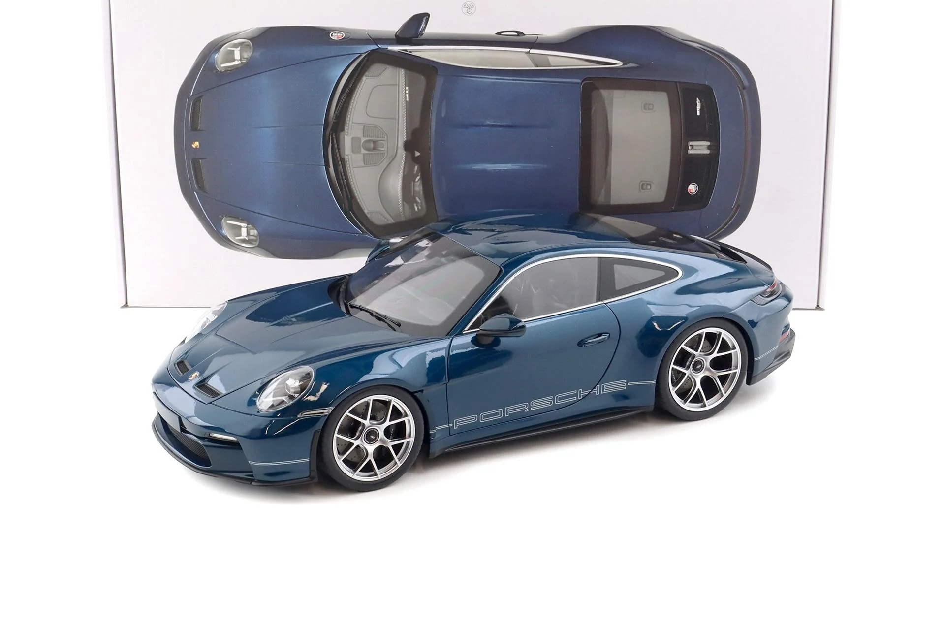 Norev 2023 Porsche 911 992 S/T Sonderwunsch PTS+ Amazons Green 1:12 - Image 3