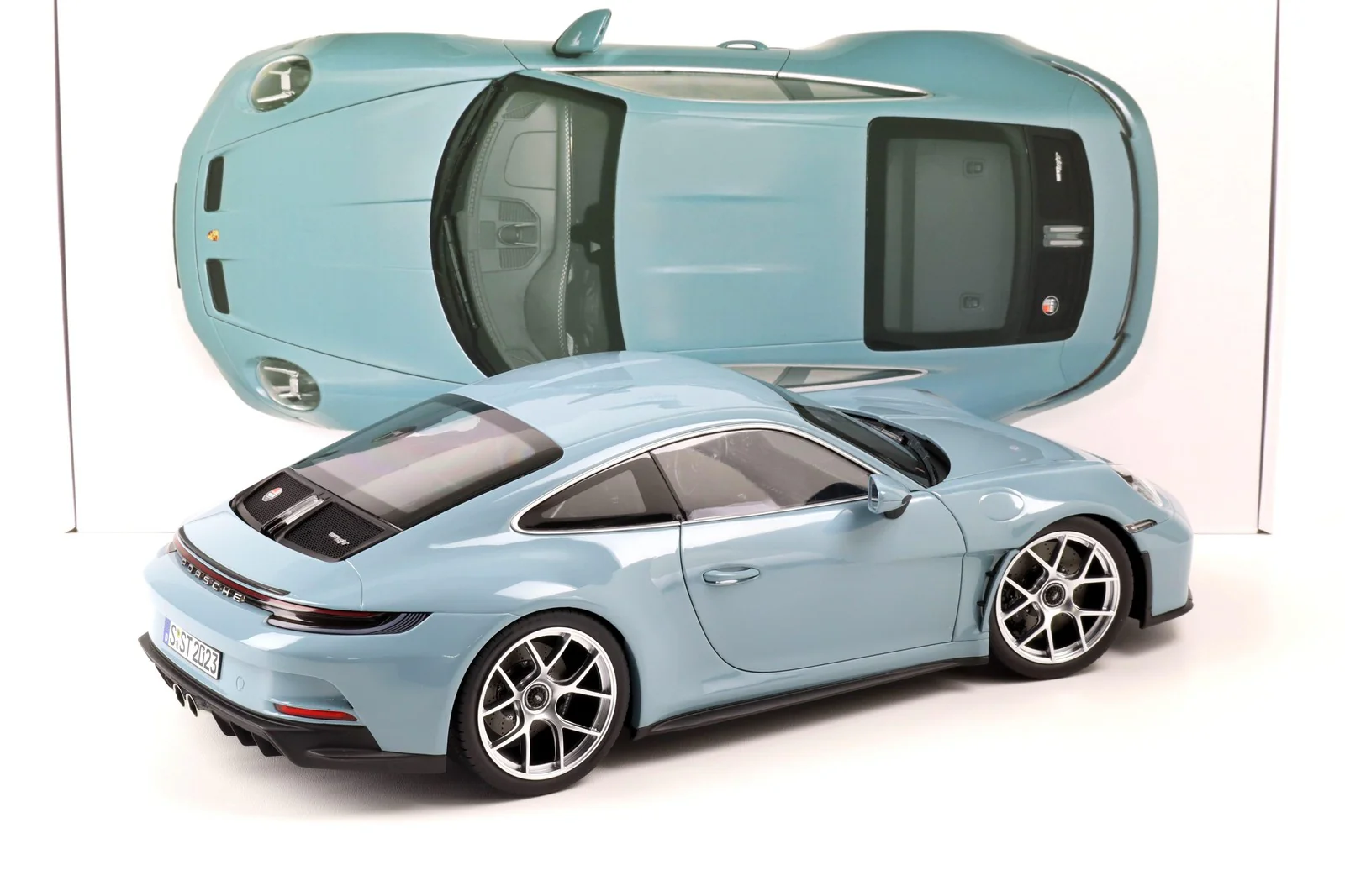 Norev 2023 Porsche 911 992 S/T Meissen Blue 1:12 - Image 3