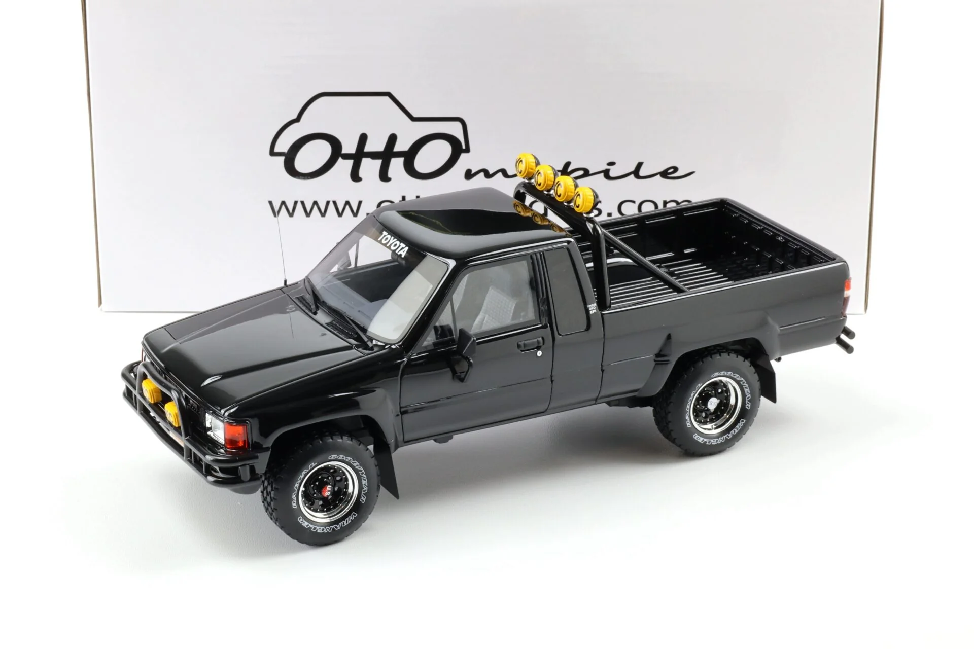 Otto 1985 Toyota Hilux SR5 Pickup Truck Glossy Black 202 1:18 - Image 3